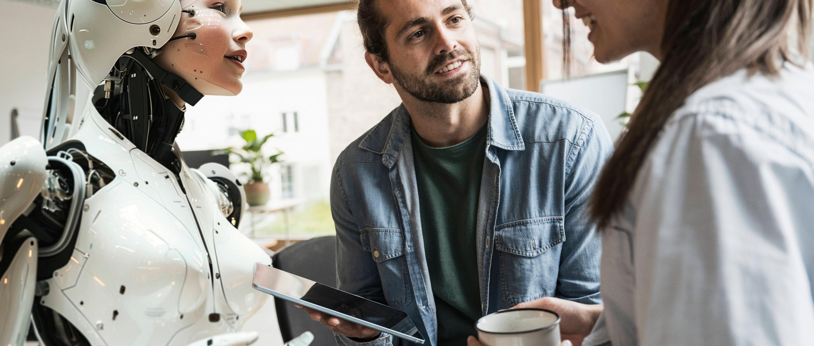 Ein menschenähnlicher Roboter, ein Mann und eine Frau im Gespräch.