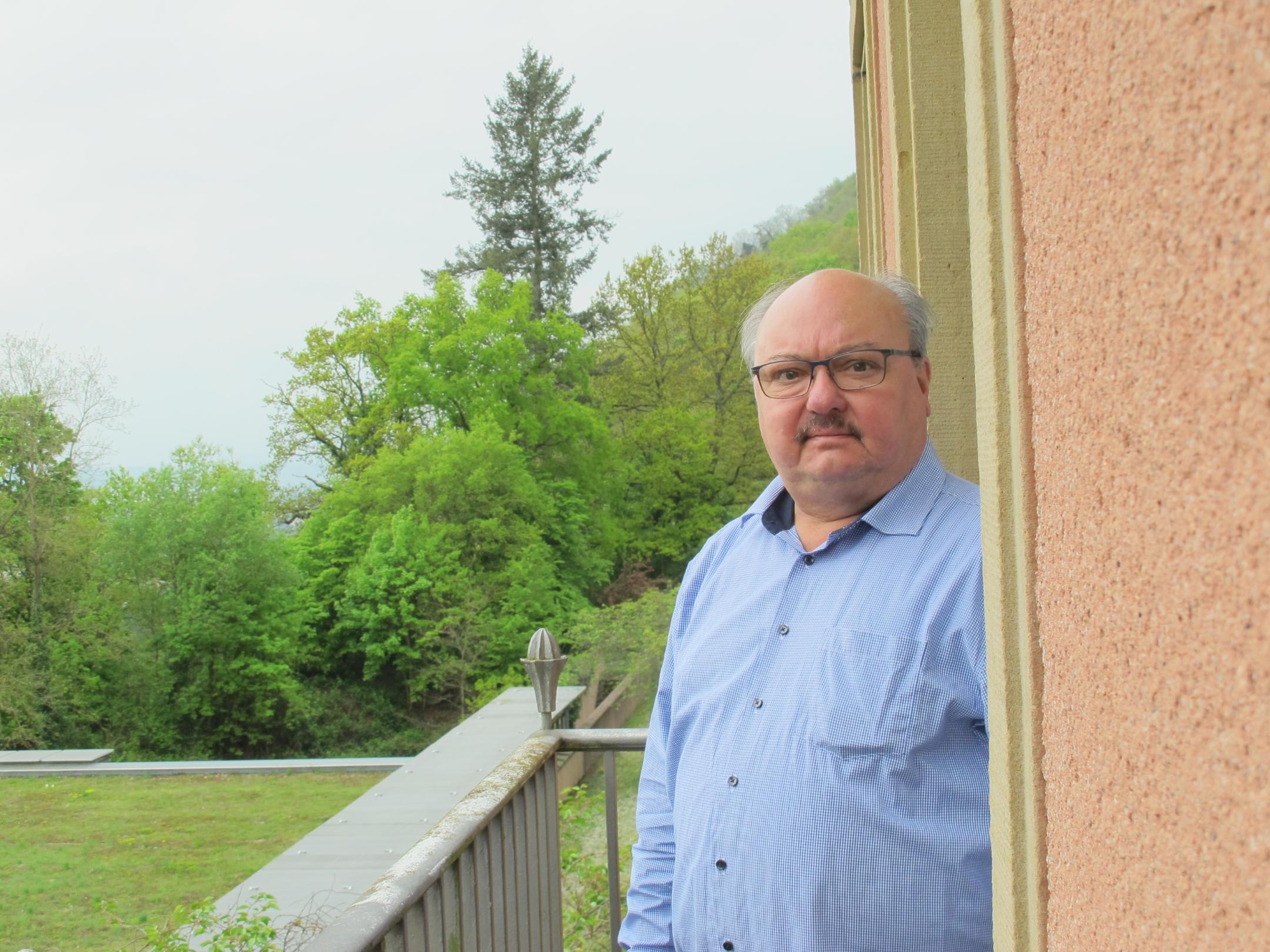 Roger Voigt steht auf dem Balkon des Robert-Schuman-Hauses