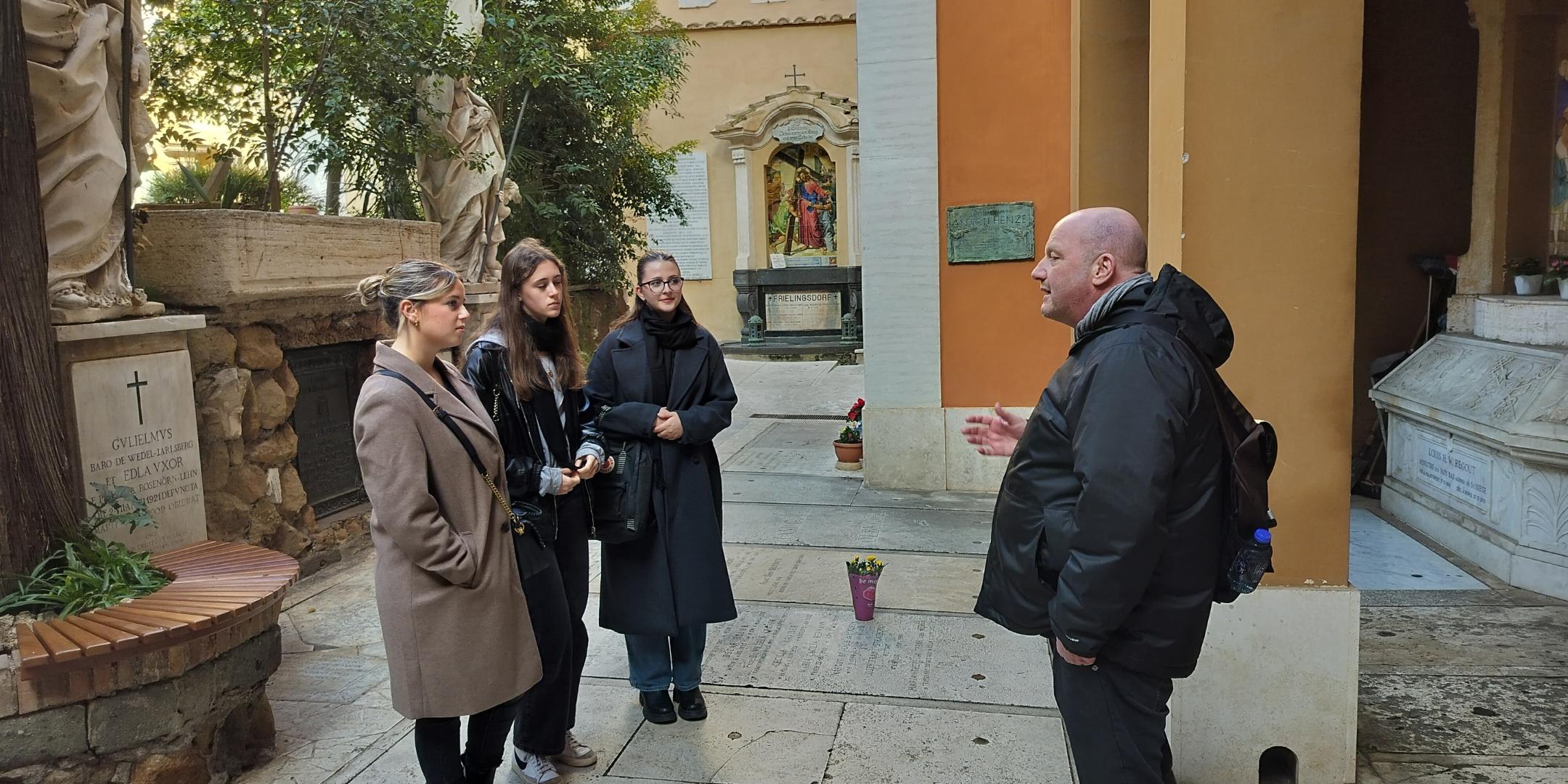 Giulia Tuttolomondo, Lisa Lambert, Louisa König (von links) besichtigen mit Pastoralreferent Markus-Krogull-Kalb den Campo Santo Teutonico im Vatikan.