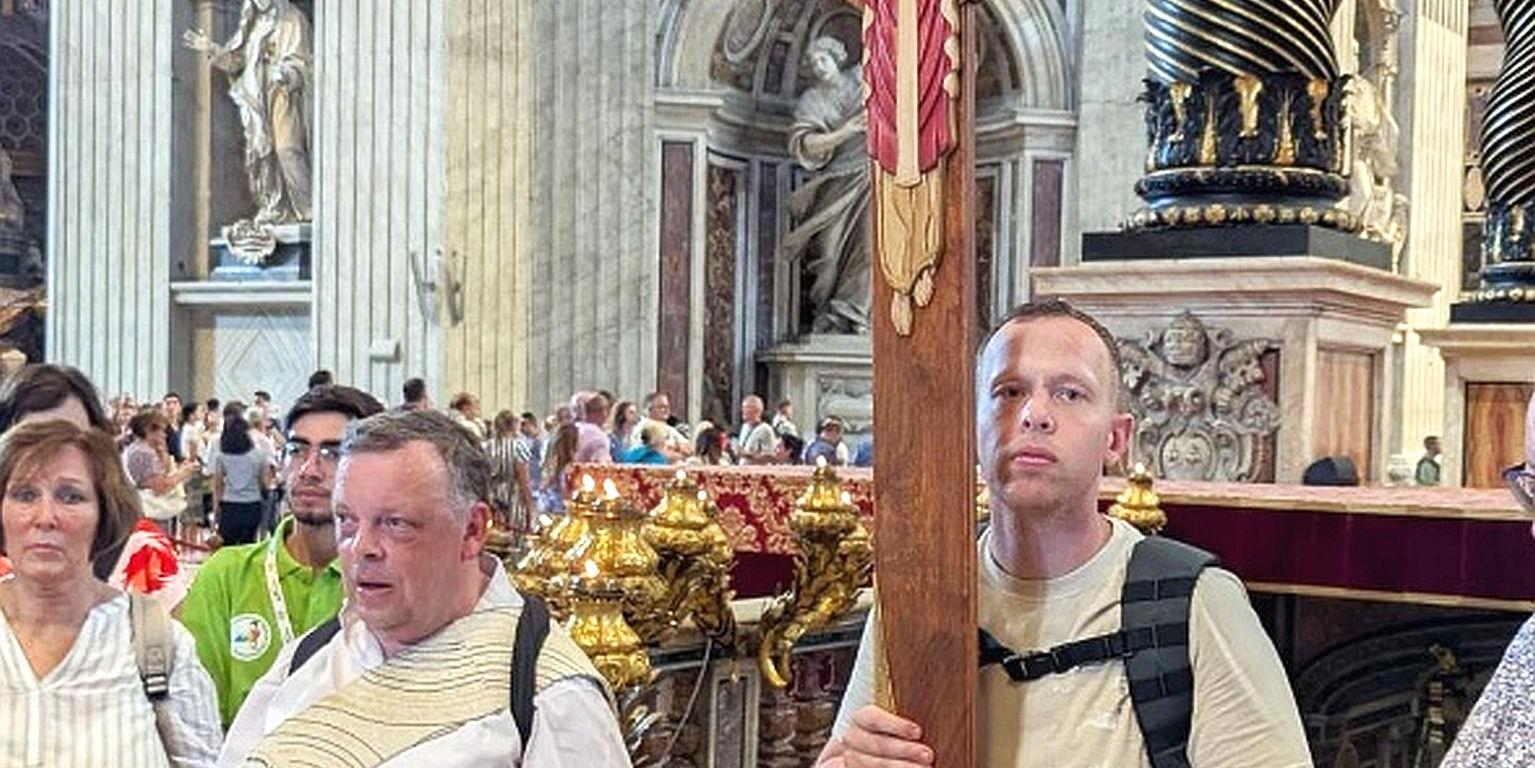 Angehörige der Gruppe mit dem Pilgerkreuz im Petersdom.