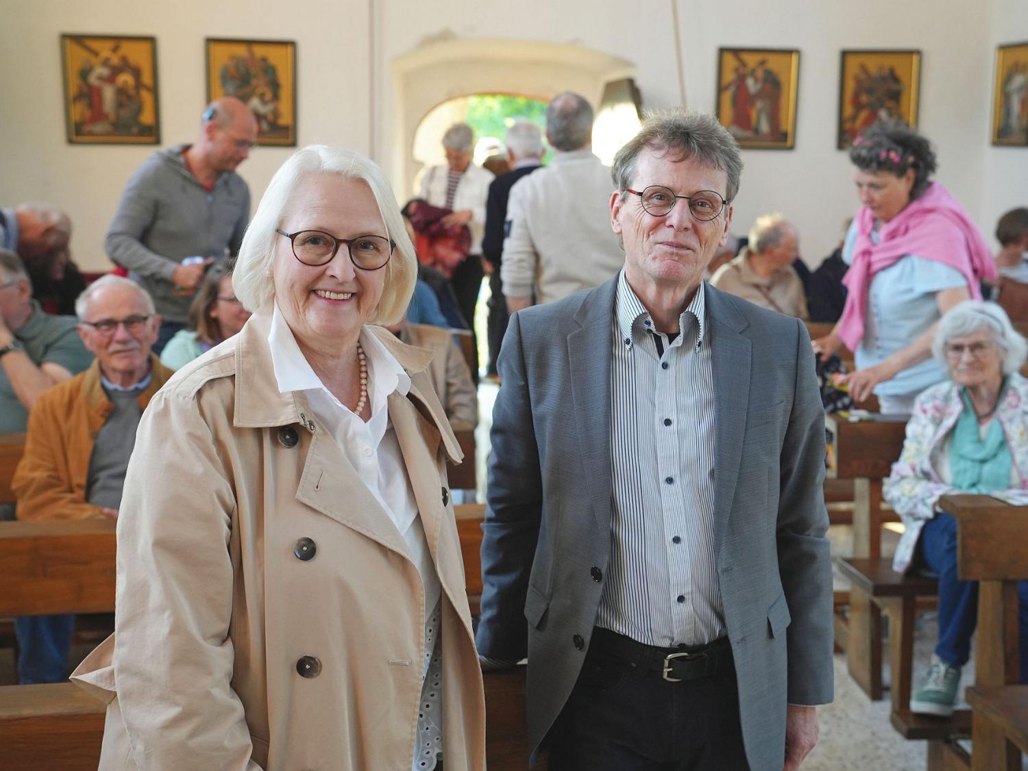Referent  Prof. Dr. Bernhard Schneider und  Organisatorin  Katharina Zey-Wortmann mit Gästen in der  Kulturkapelle  St. Nikolaus in Mehring-Lörsch.
