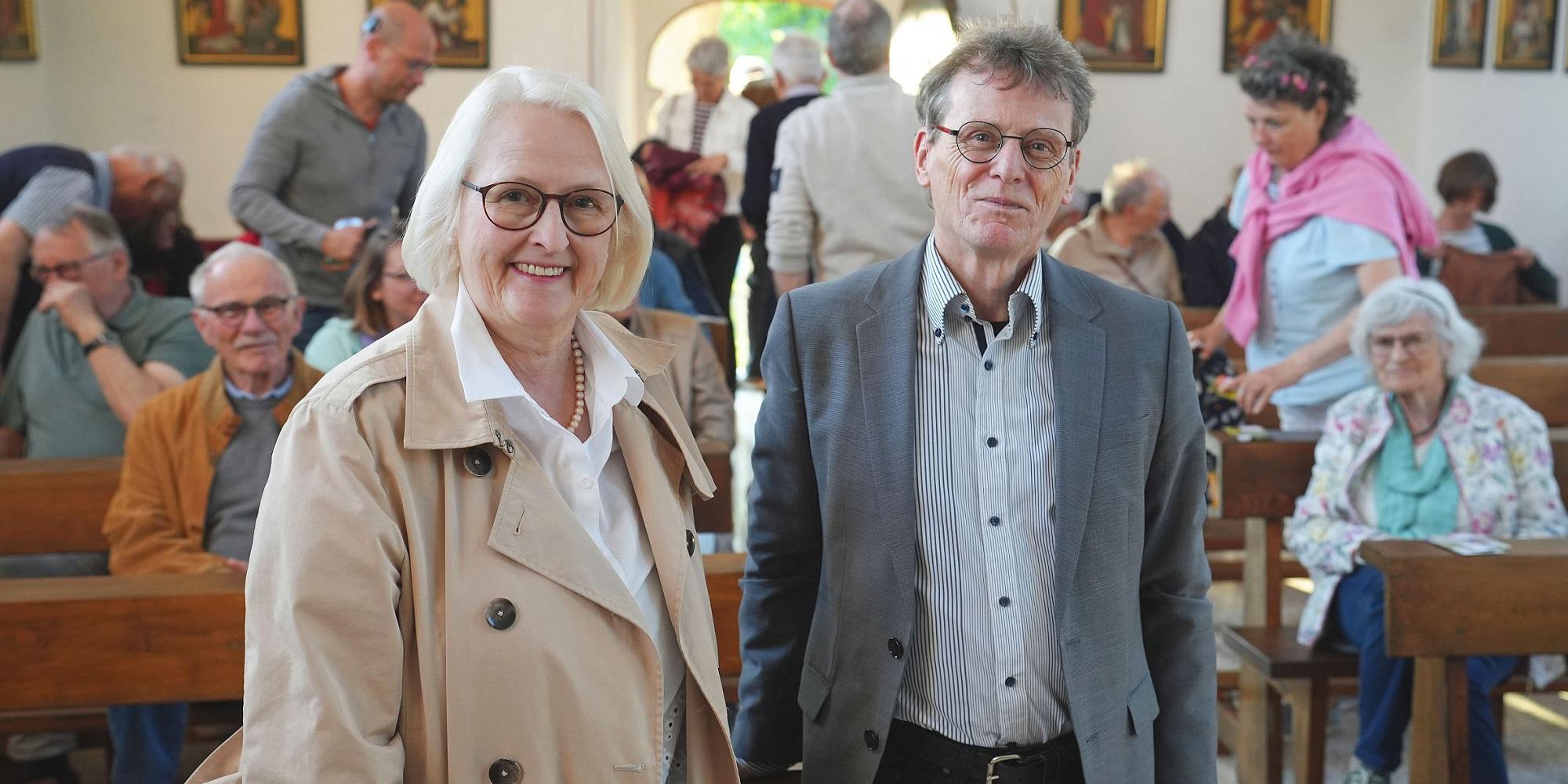 Referent  Prof. Dr. Bernhard Schneider und  Organisatorin  Katharina Zey-Wortmann mit Gästen in der  Kulturkapelle  St. Nikolaus in Mehring-Lörsch.