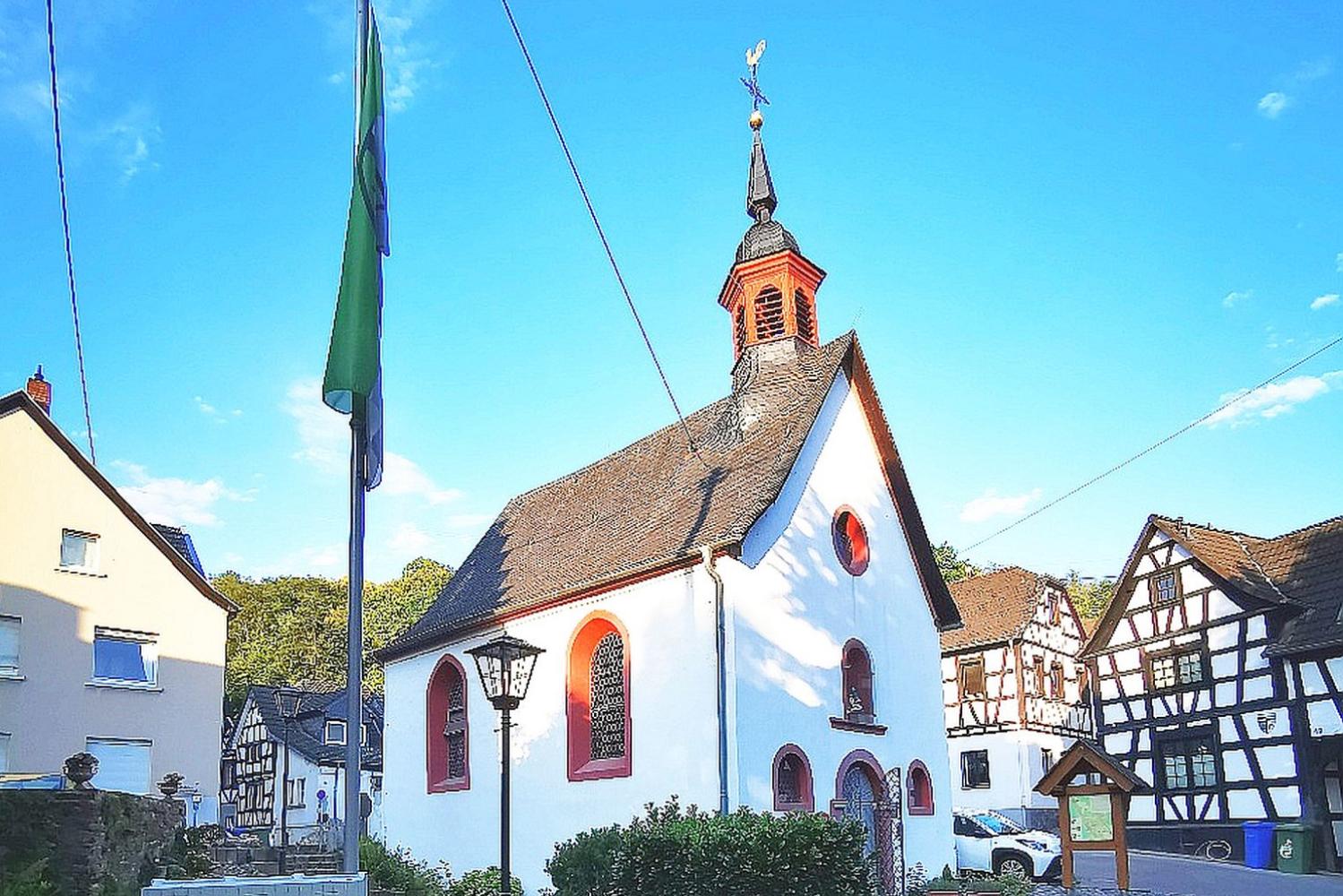 Außenansicht der Kapelle  St. Johannes  Baptist im  Bad Hönninger Stadtteil Ariendorf.