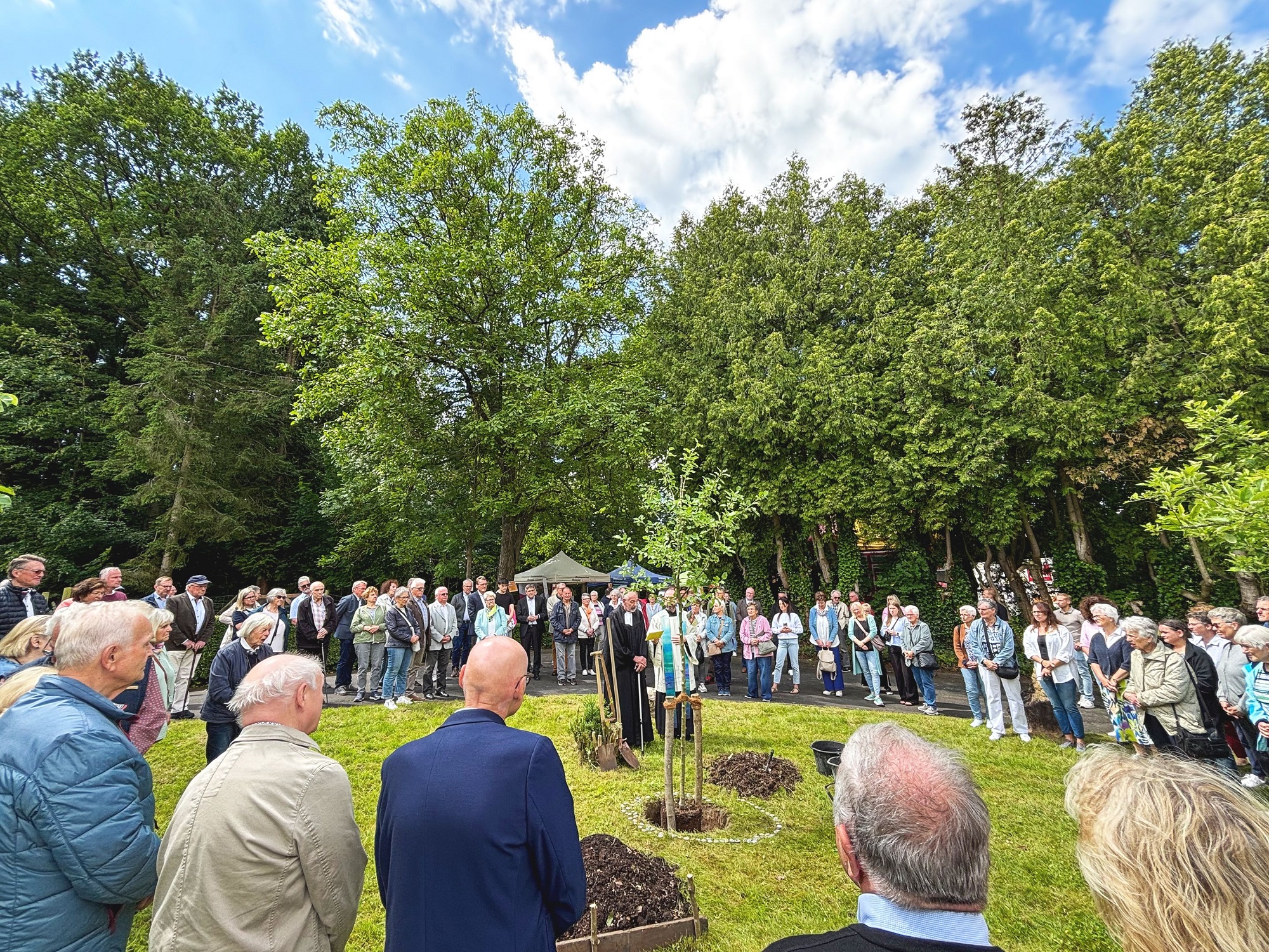 Nach dem Gottesdienst wurden auf dem ehemaligen Klostergelände ein Baum gepflanzt und gesegnet  sowie symbolisch kleine Grundsteine für den Hospiz-Neubau gelegt.