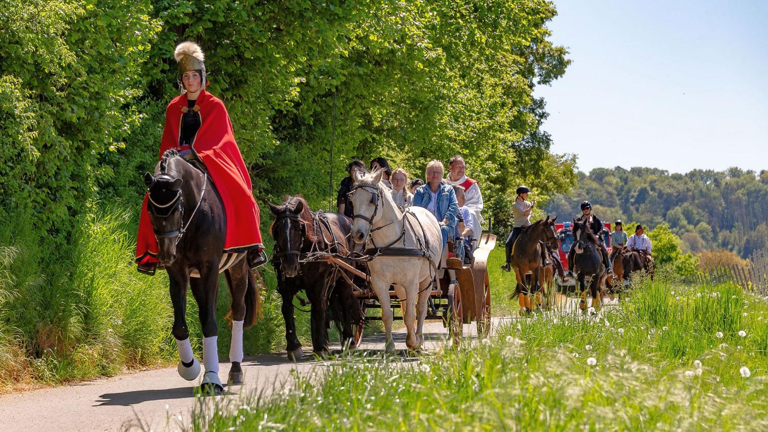 Anna Wehr aus Borg führte im Kostüm des römischen Tribuns auf ihrem Pferd Sam die Prozession durch die Weinberge rund um  Perl an, an der rund ein Dutzend Pferde und Reiter teilnahmen.