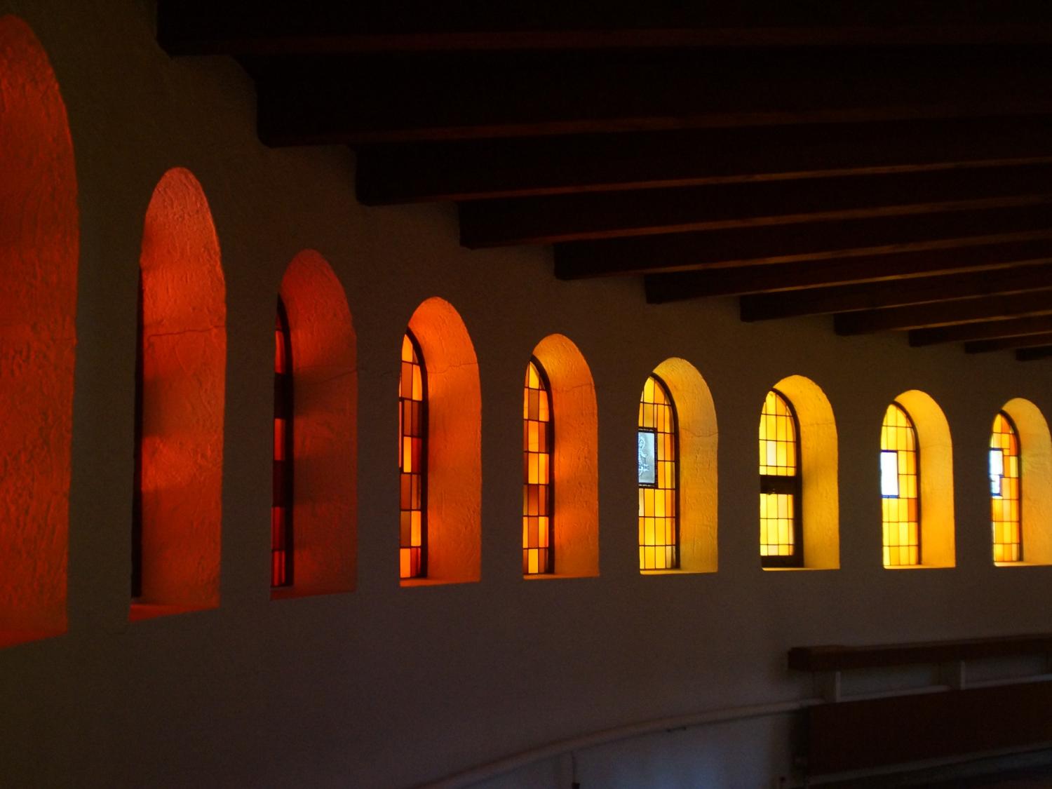 Die Fenster im Chorumgang zeigen einen besonderen Farbverlauf. Die Farbe der Fenster geht von links nach rechts von rot nach gelb über.
