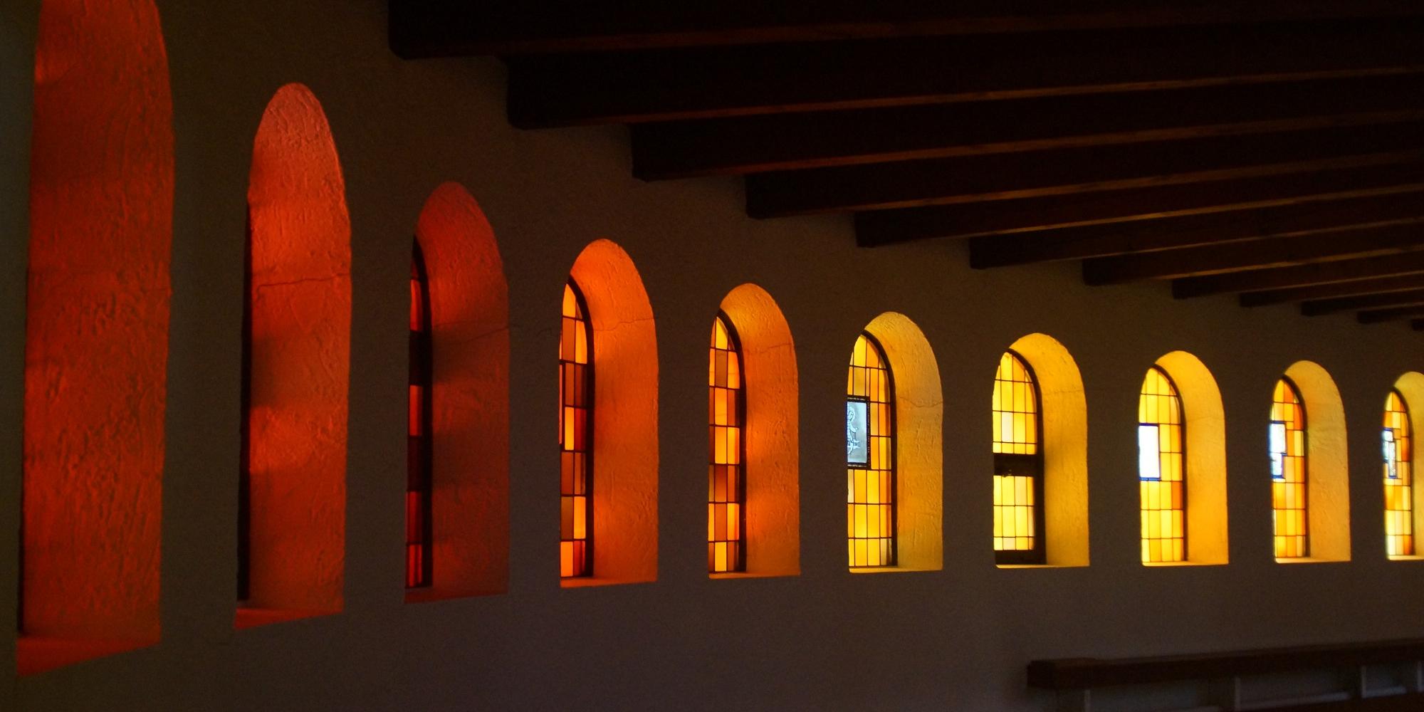 Die Fenster im Chorumgang zeigen einen besonderen Farbverlauf. Die Farbe der Fenster geht von links nach rechts von rot nach gelb über.