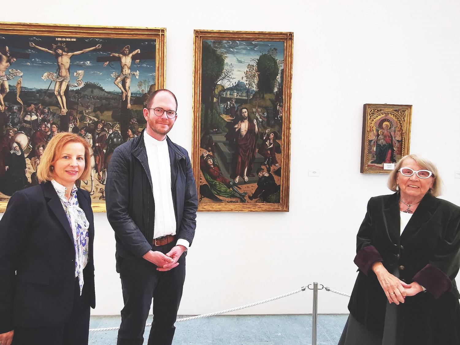 Das Kunstwerk „Die Auferstehung“ als rechter Bestandteil eines Triptychons stand im Mittelpunkt der Auslegungen im Gottesdienst. Im Bild Yvonne Meiser-Franz (links), Jugendpfarrer Thomas Hufschmidt und Ursula Meiser.