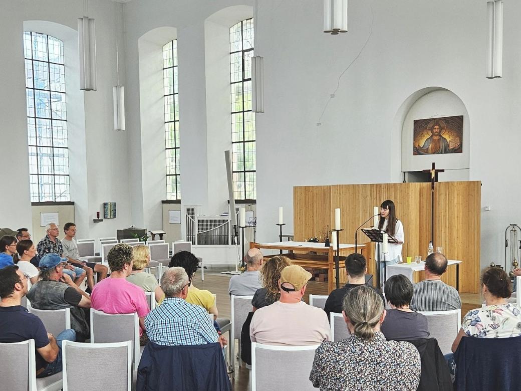Die Autorin und Journalistin Eva Biringer berichtete in der Saarbrücker Friedenskirche von ihren Erfahrungen als frühere Alkoholabhängige.