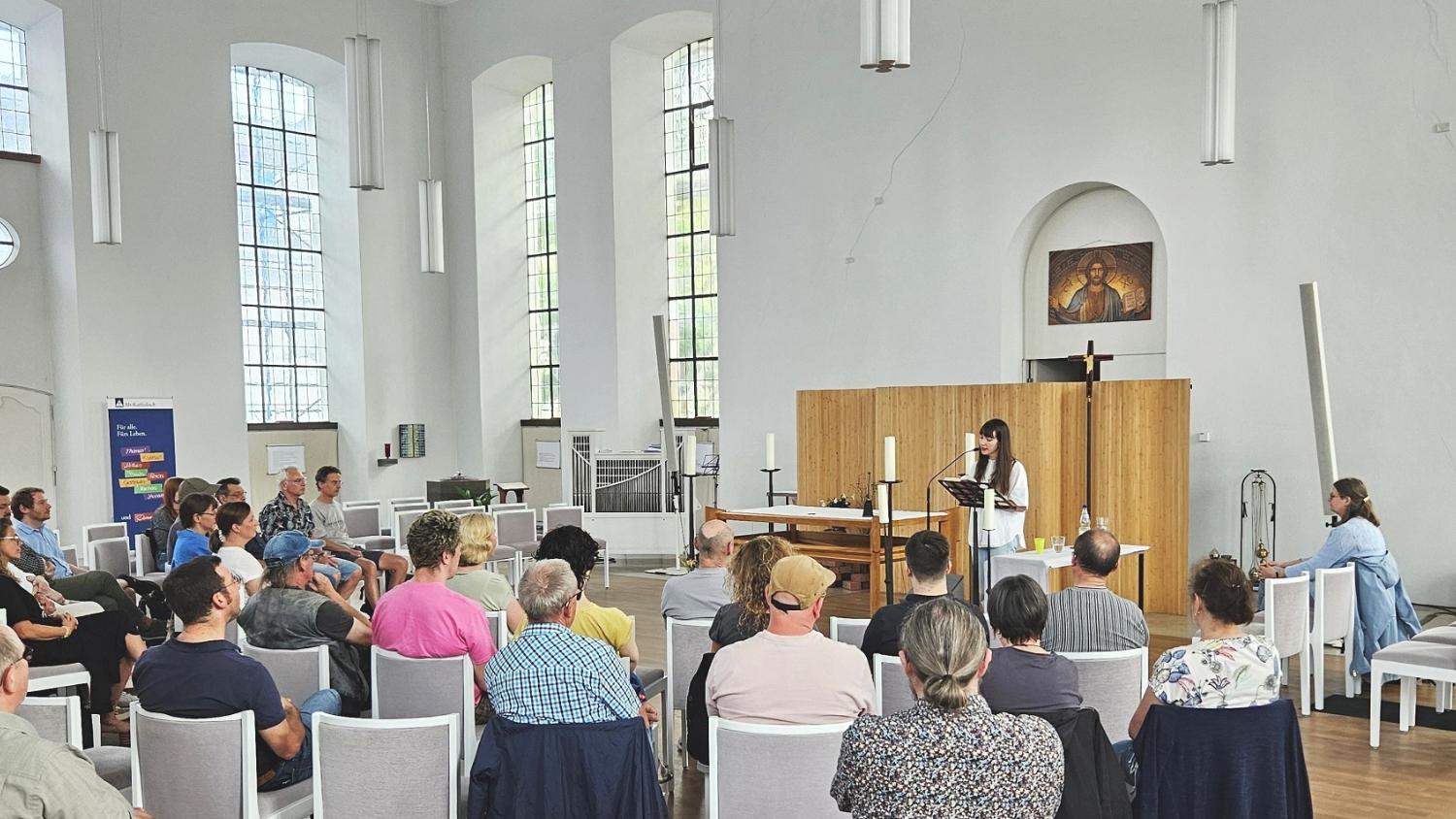 Die Autorin und Journalistin Eva Biringer berichtete in der Saarbrücker Friedenskirche von ihren Erfahrungen als frühere Alkoholabhängige.