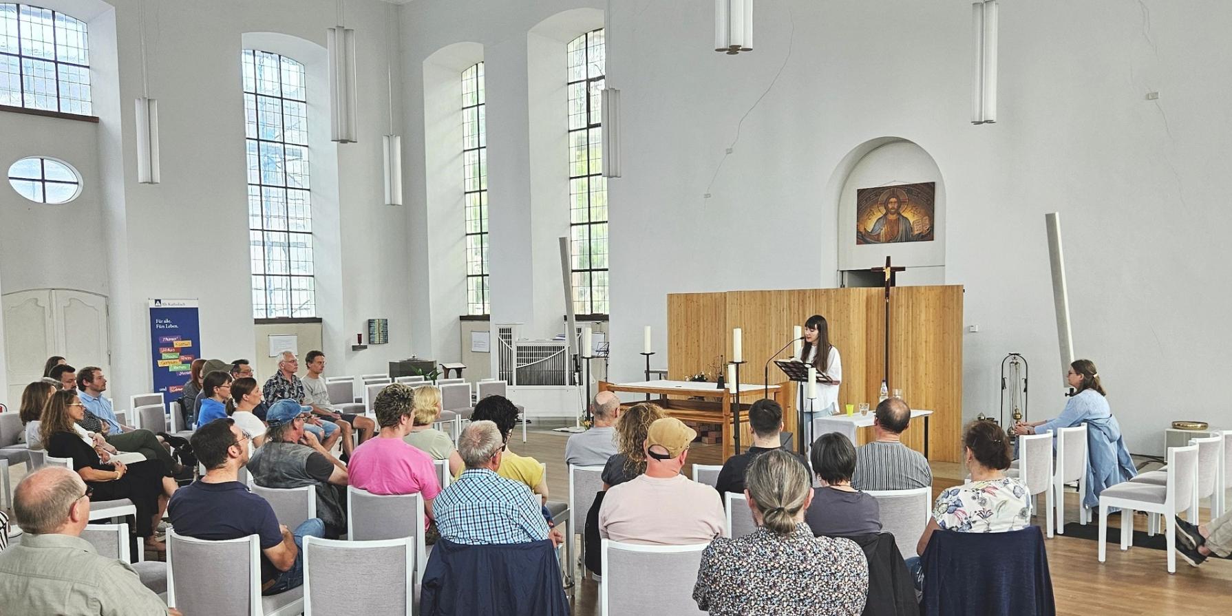 Die Autorin und Journalistin Eva Biringer berichtete in der Saarbrücker Friedenskirche von ihren Erfahrungen als frühere Alkoholabhängige.