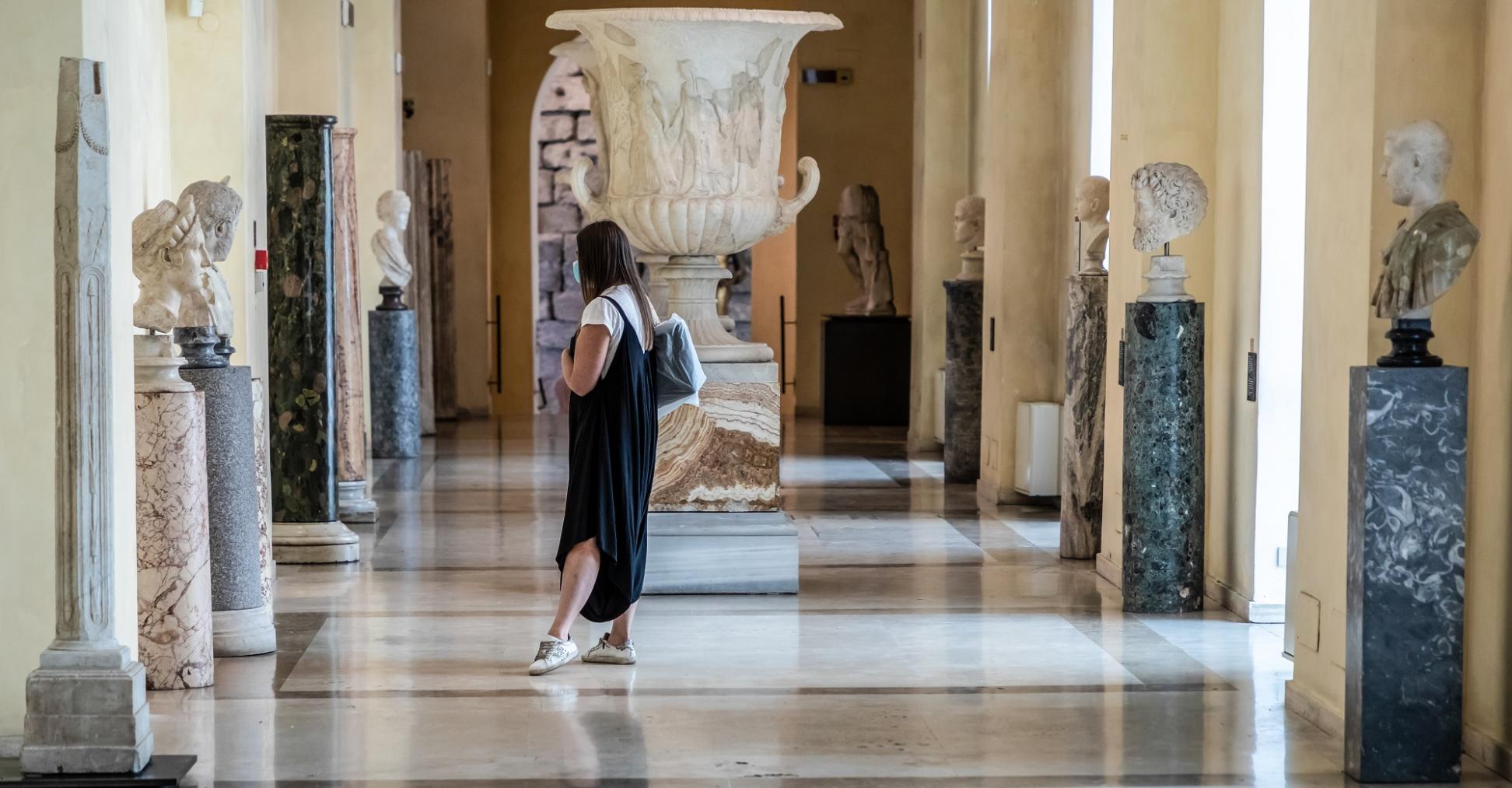 Eine Besucherin der Kapitolinischen Museen betrachtet den Kopf einer Statue.