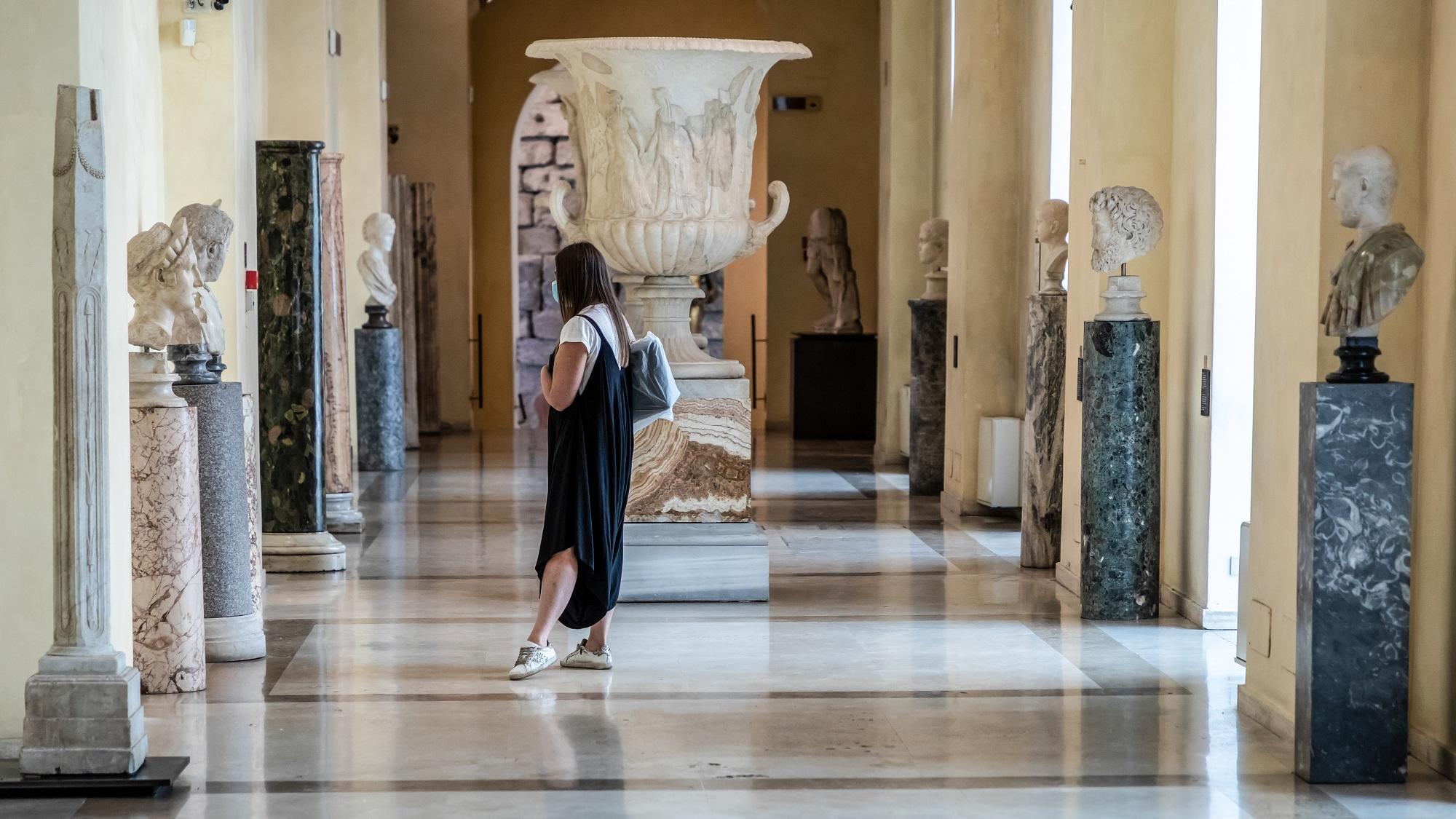Eine Besucherin der Kapitolinischen Museen betrachtet den Kopf einer Statue.