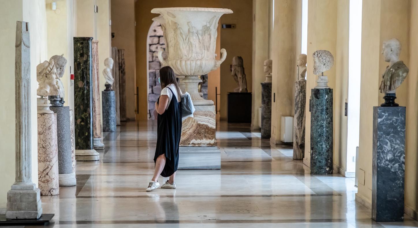 Eine Besucherin der Kapitolinischen Museen betrachtet den Kopf einer Statue.