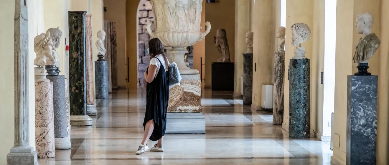 Eine Besucherin der Kapitolinischen Museen betrachtet den Kopf einer Statue.