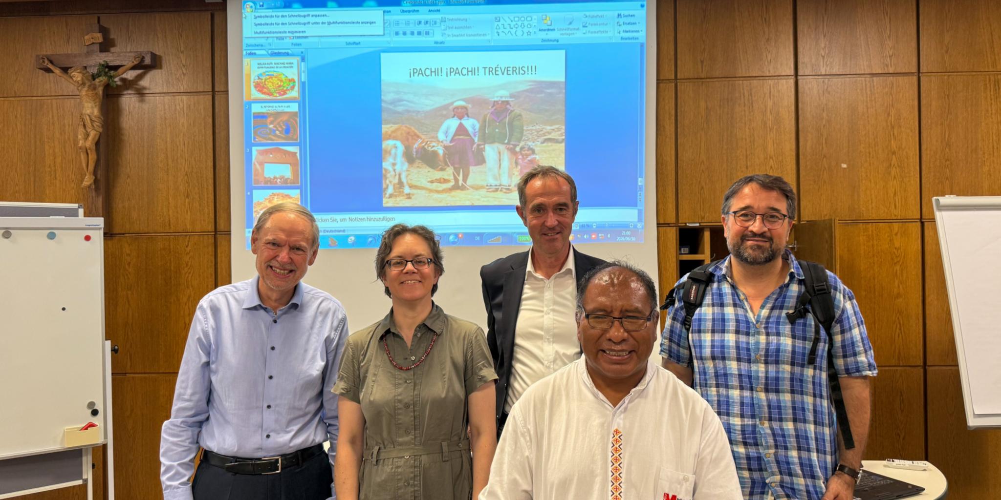Rektor Professor Walter Andreas Euler, Dekanin Carolin Neuber, Professor Klaus Vellguth, Übersetzer Michael Meyer (hinten von links) und Referent Sandro Aldo Paiva Crispín freuen sich über den gelungenen Abend.