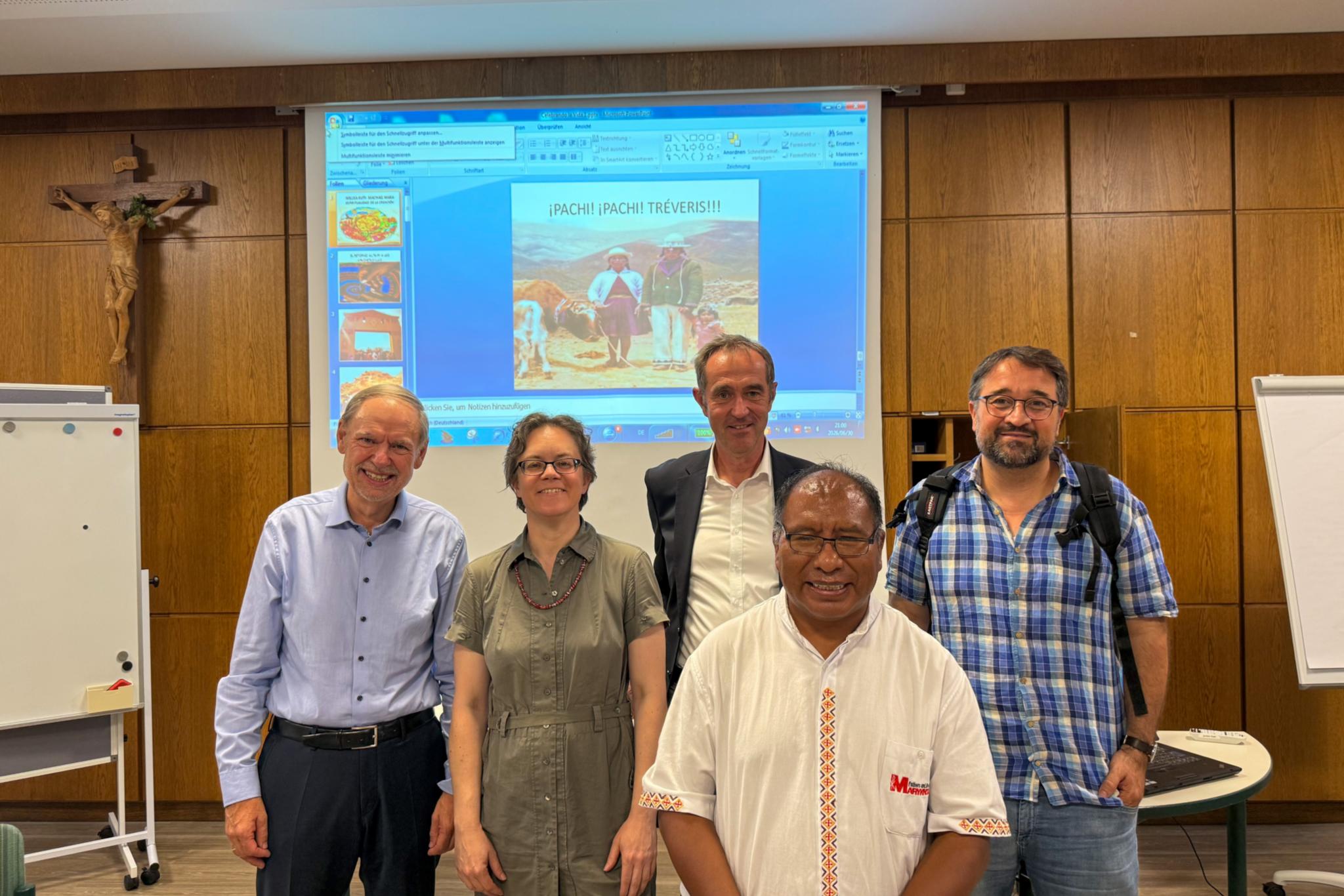 Rektor Professor Walter Andreas Euler, Dekanin Carolin Neuber, Professor Klaus Vellguth, Übersetzer Michael Meyer (hinten von links) und Referent Sandro Aldo Paiva Crispín freuen sich über den gelungenen Abend.