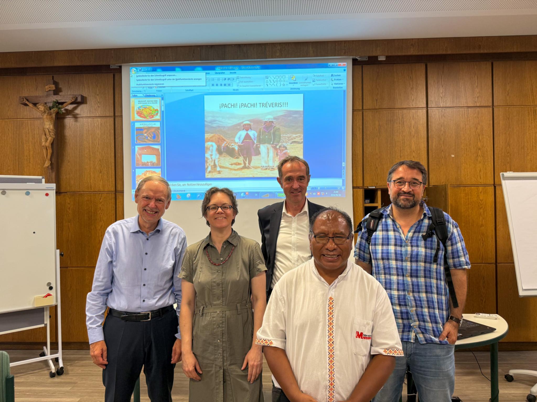 Rektor Professor Walter Andreas Euler, Dekanin Carolin Neuber, Professor Klaus Vellguth, Übersetzer Michael Meyer (hinten von links) und Referent Sandro Aldo Paiva Crispín freuen sich über den gelungenen Abend.