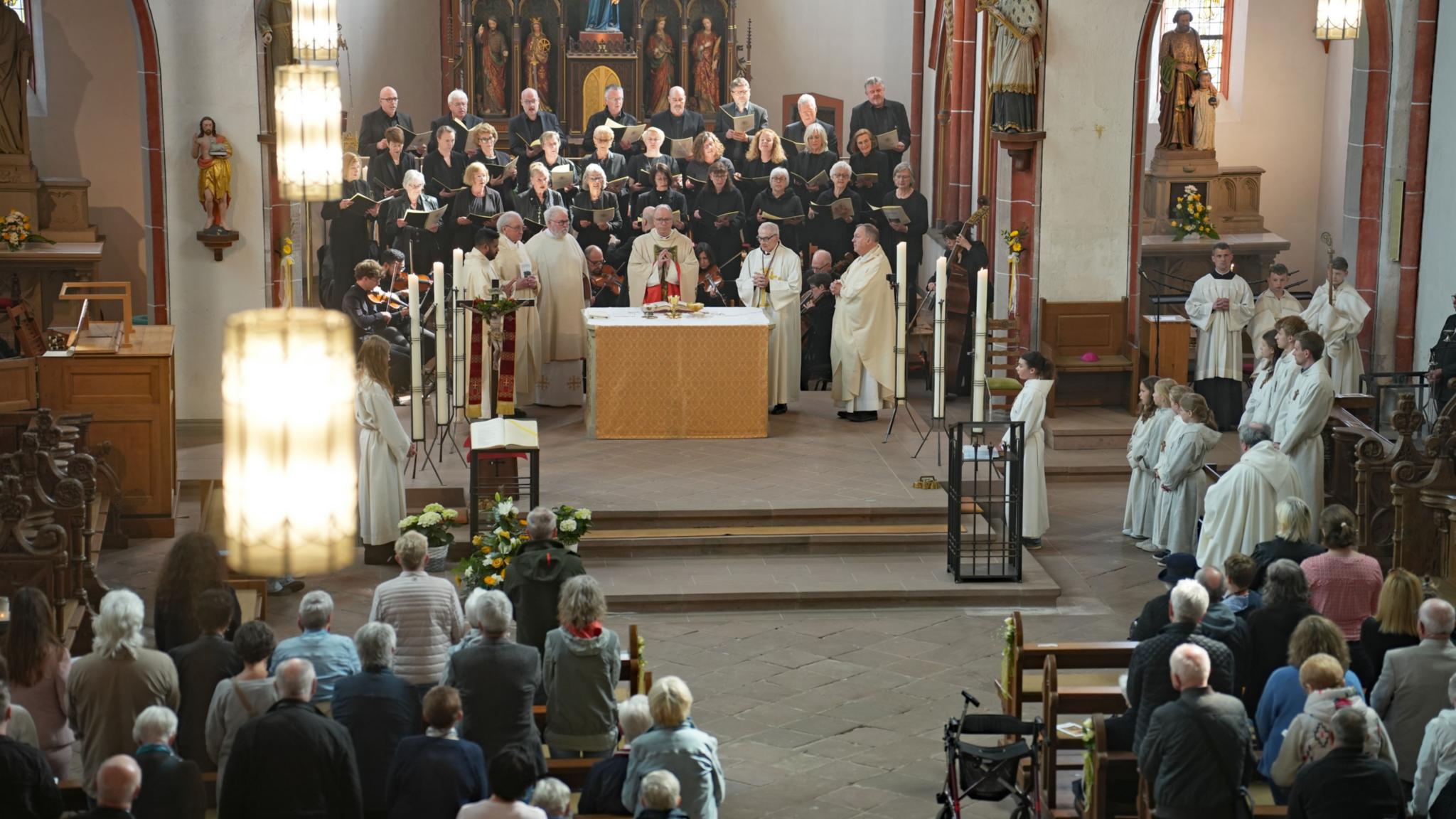 t Bischof Dr. Stephan Ackermann (Mitte) beim Pontifikalamt in der Stiftskirche, dahinter der Kirchenchor Cäcilia Kyllburg..