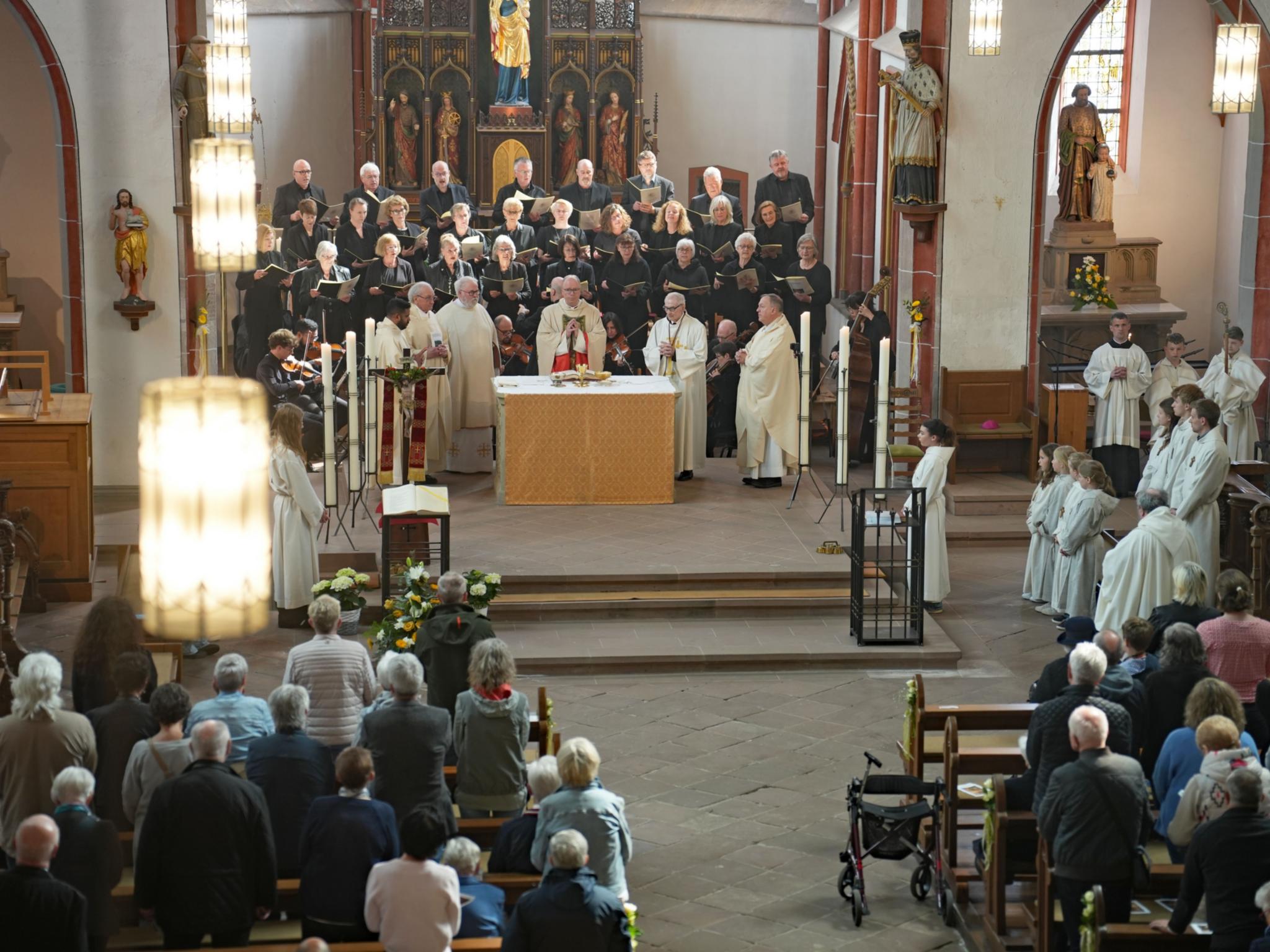 t Bischof Dr. Stephan Ackermann (Mitte) beim Pontifikalamt in der Stiftskirche, dahinter der Kirchenchor Cäcilia Kyllburg..