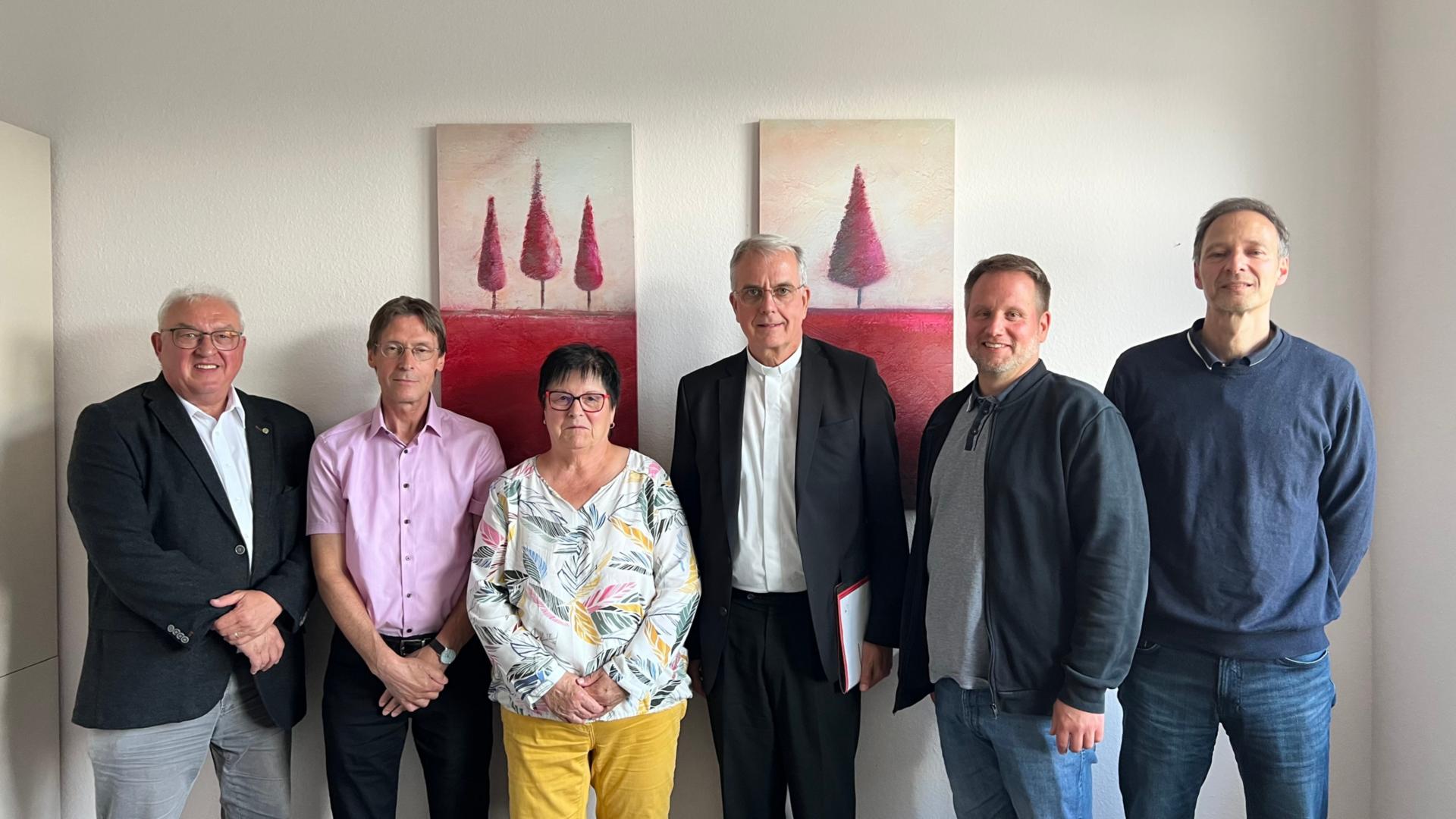 Besuch im SKFM Prüm:  (v.l.n.r.) Johannes Eiswirth (Leitungsteam PastR Prüm), Hubert Nickels (2. Vorsitzender SKFM), Waltraud Schaal (1. Vorsitzende SKFM), Weibischof Peters, Dominik Kirschbaum und Reinhold Seiwert (Hauptamtliche SKFM). Foto: Katja Neff