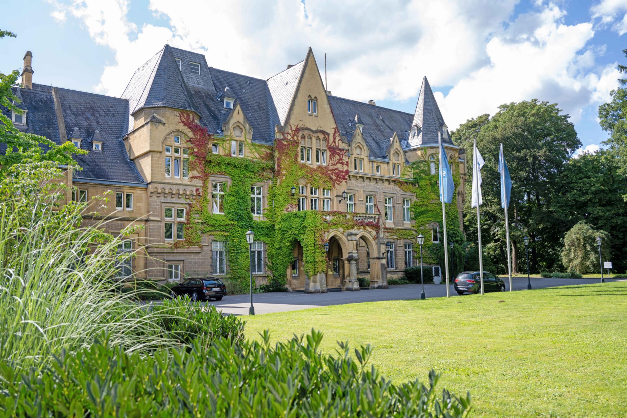 Der Rundweg führt auch am Schloss Halberg vorbei.