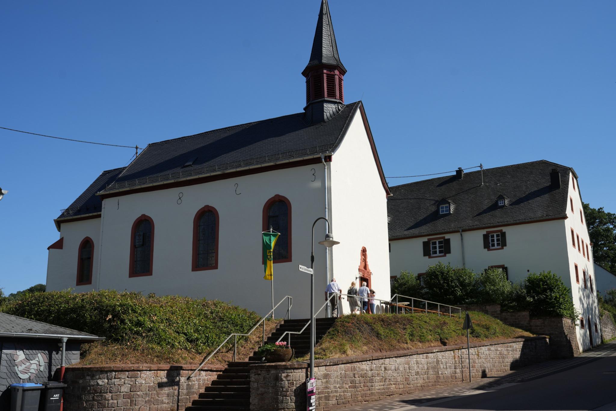 Blick auf die Pfarrkirche Naurath/Eifel von außen