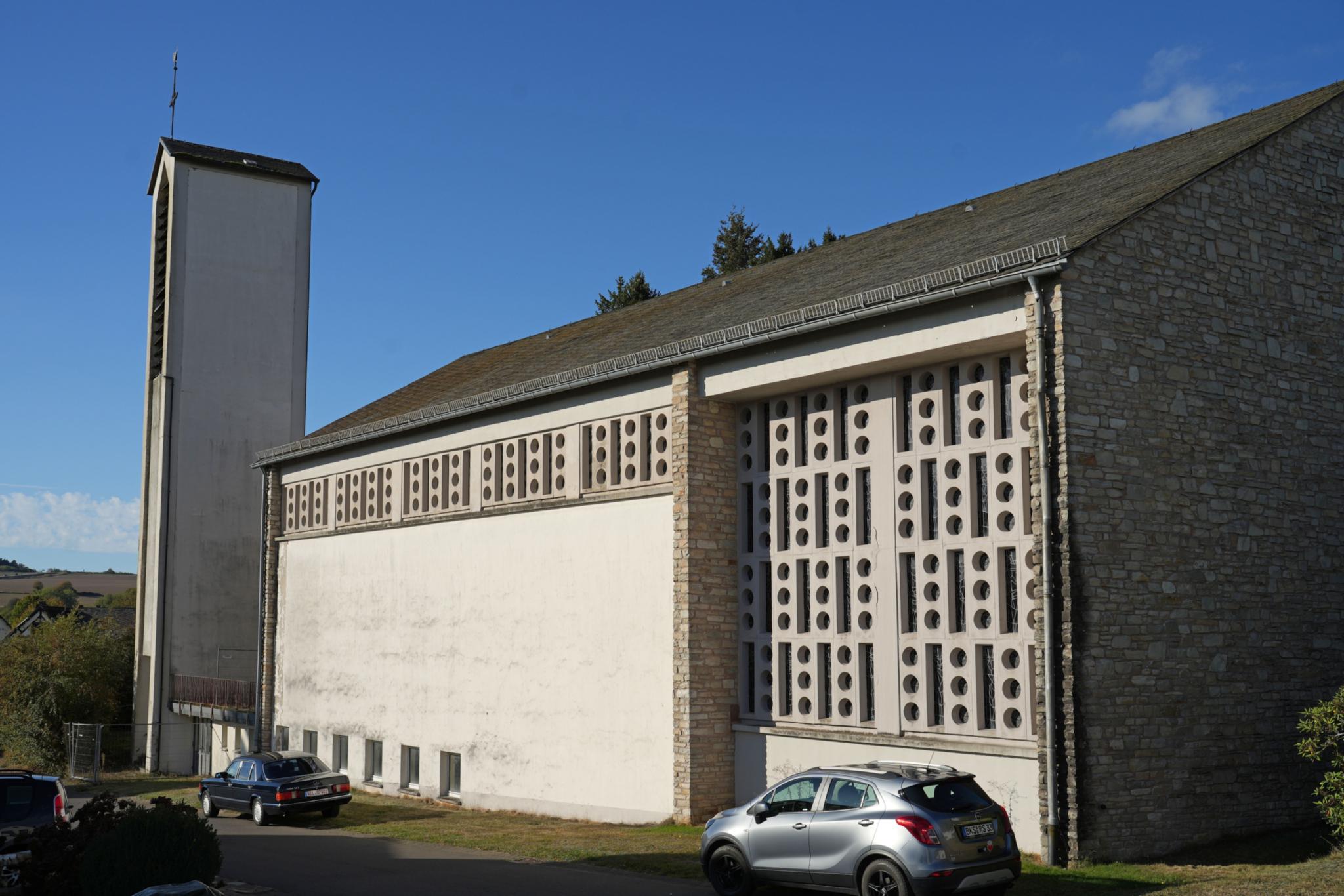 Die „neue“ Kirche St. Johannes der Täufer in Hinzerath wurde 1958/59 erbaut und weist erhebliche Schäden auf.