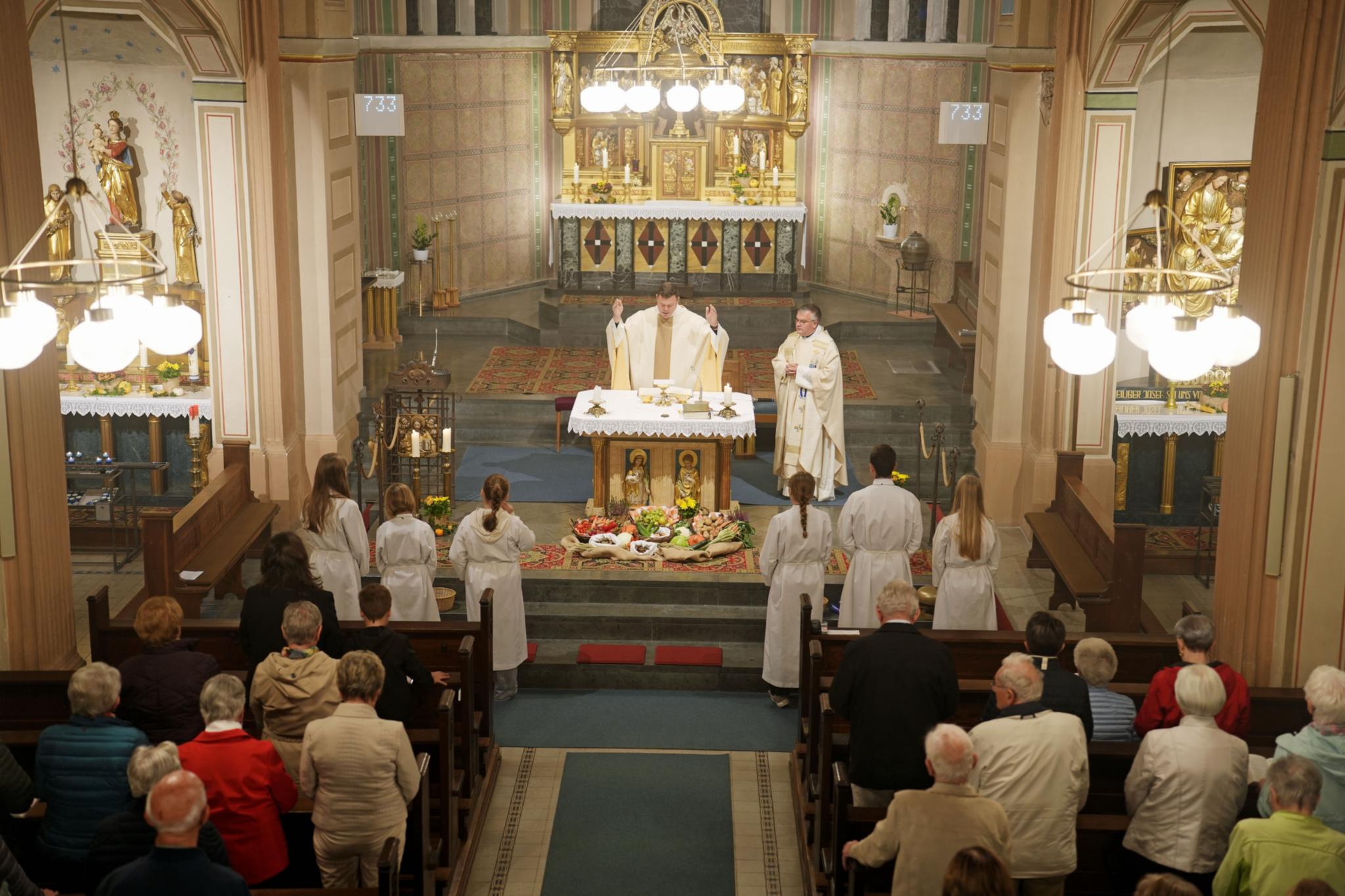 Generalvikar Tim Sturm und Dekan Christian Heinz am Altar der Kirche in Berglicht.