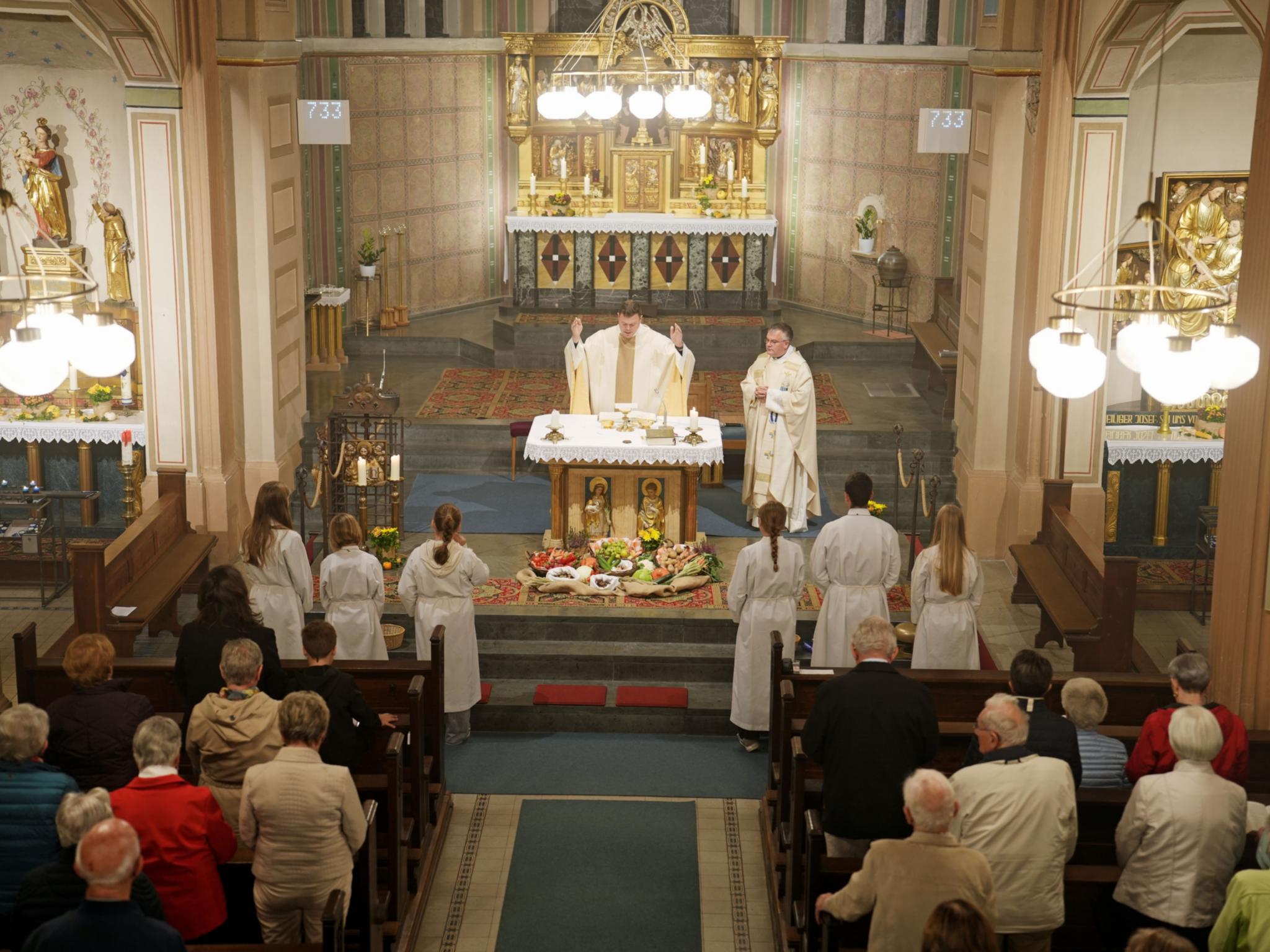 Generalvikar Tim Sturm und Dekan Christian Heinz am Altar der Kirche in Berglicht.