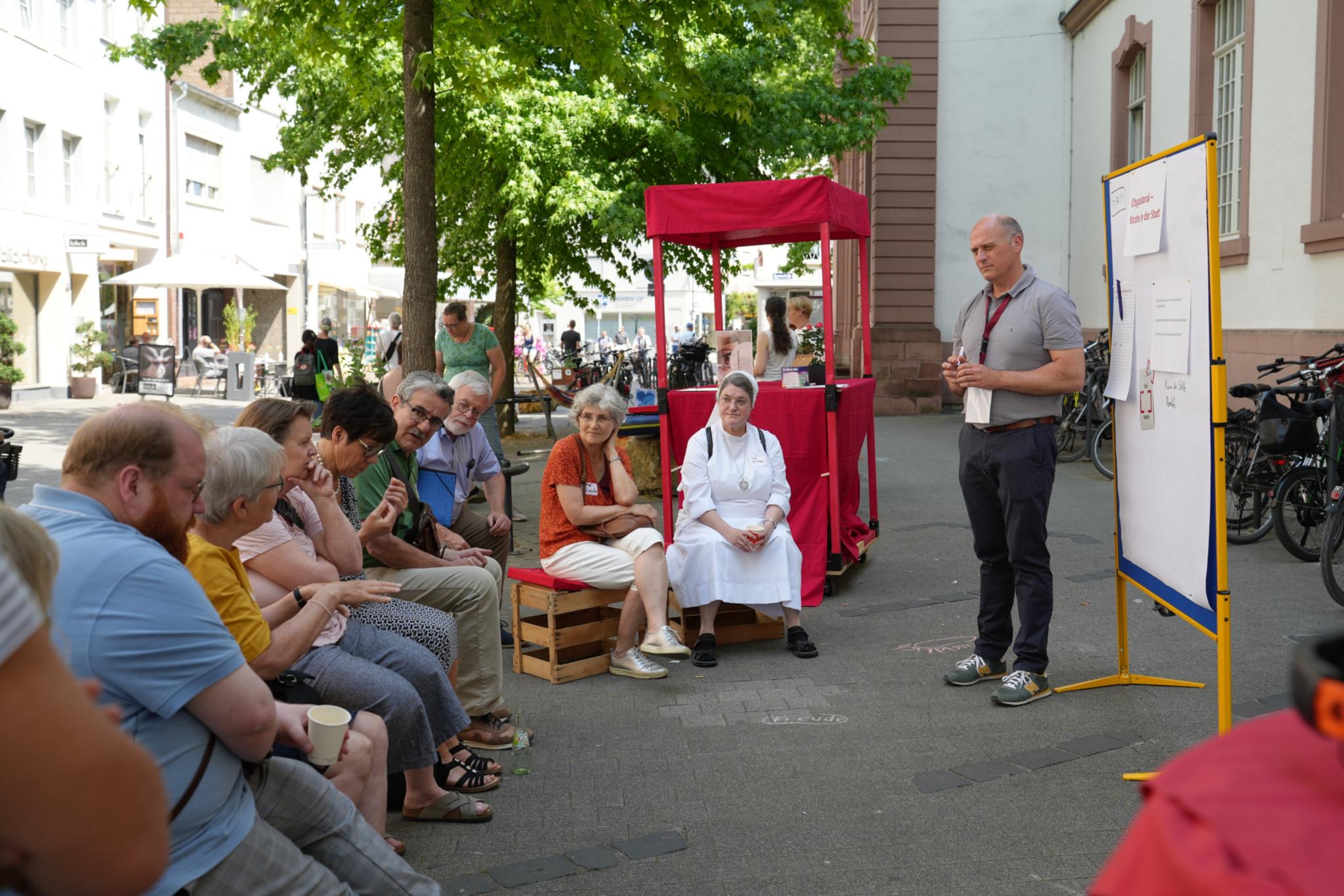 Der Workshop zur Citypastoral fand vor dem Gymnasium im öffentlichen Raum statt und wird vom Projekt 'freiraum' mit dem Thema 'Weite' inspiriert.