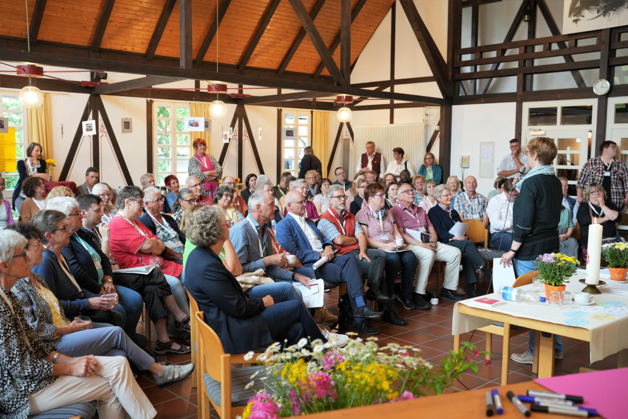 Die Mitglieder der ersten Synodalversammlung des Pastoralen Raum Schweich im Peter-Friedhofen-Saal des Schönfelderhofs in Zemmer