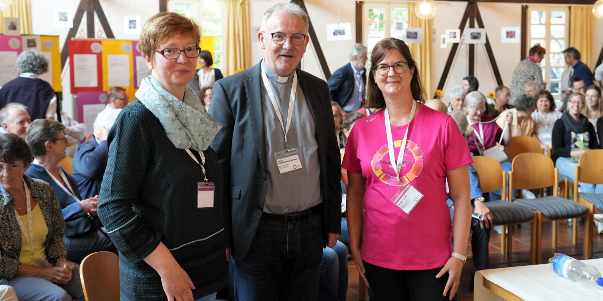 Moderatorin Dr. Carola Fleck und die beiden Leitungsteam-Mitglieder Dekan Ralf-Matthias Willmes und Janin Kanitz (von links) bei der Synodalversammlung. Susanne Münch-Kutscheid, Pastoralreferentin und drittes Mitglied im Leitungsteam, fehlte krankheitsbedingt