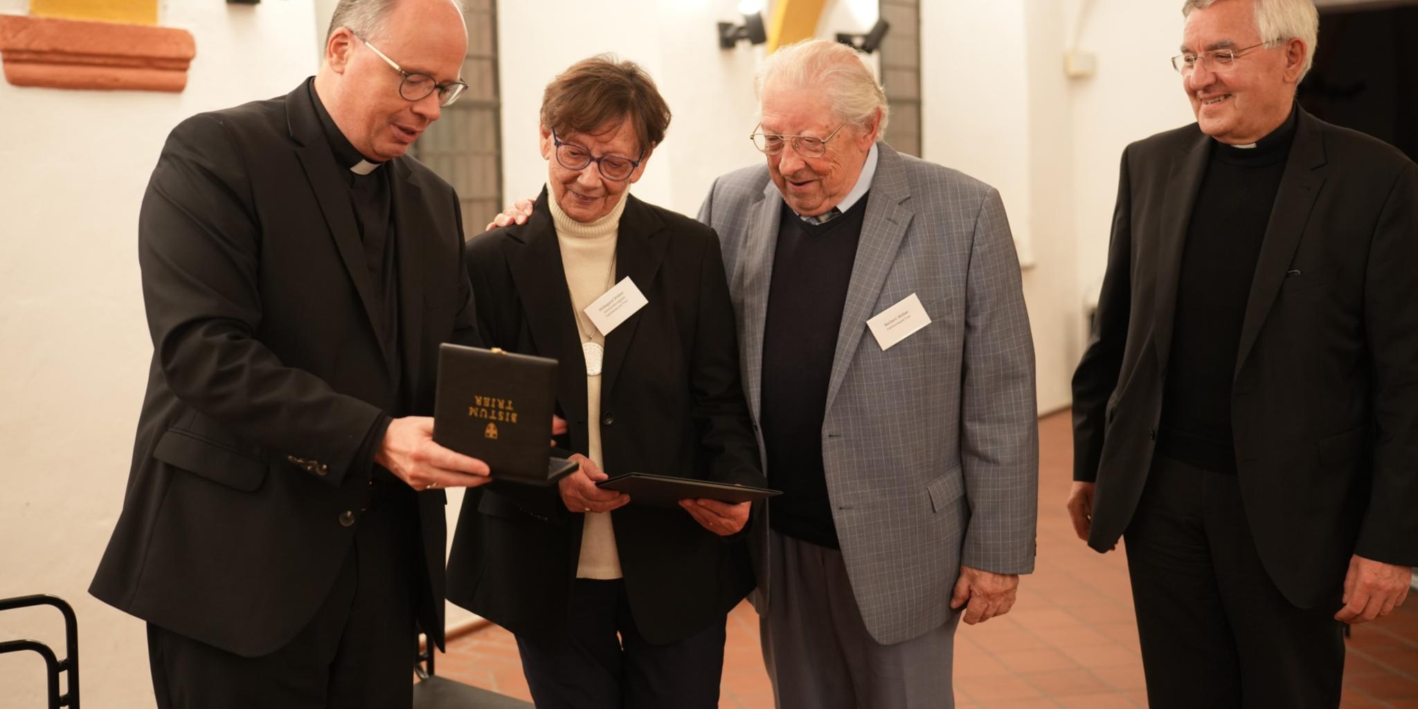 Bischof Ackermann überreicht Hildegard Weber, der langjährigen Vorsitzenden des Diözesanverbandes des Familienbundes, die Bistumsmedaille. Neben ihr Ehemann Norbert Weber und der Geistliche Beirat Weihbischof Franz Josef Gebert