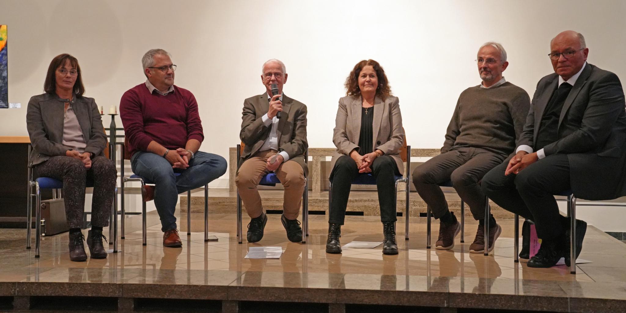 Auf dem Podium saßen Hildegard Cremer, Klaus Keil, Moderator Peter Rütten, Elke Cajé, Dr. Burkhard Zwerenz und Pfarrer Patrick Ringhausen (von links).