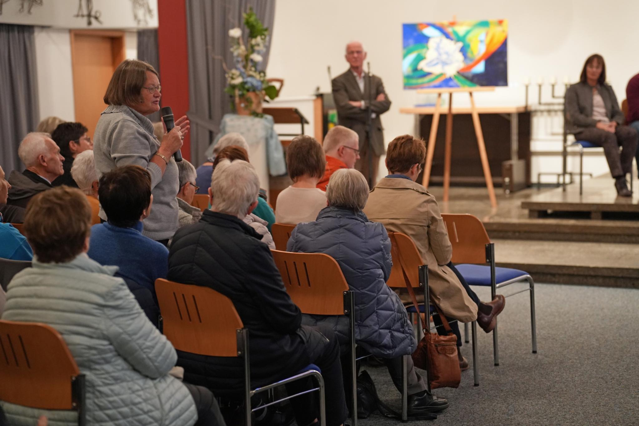 Zu der Podiumsdiskussion waren etwa 100 Zuhörerinnen und Zuhörer in die ehemalige Kapelle des Konvikts gekommen. Viele beteiligten sich mit eigenen Beiträgen.