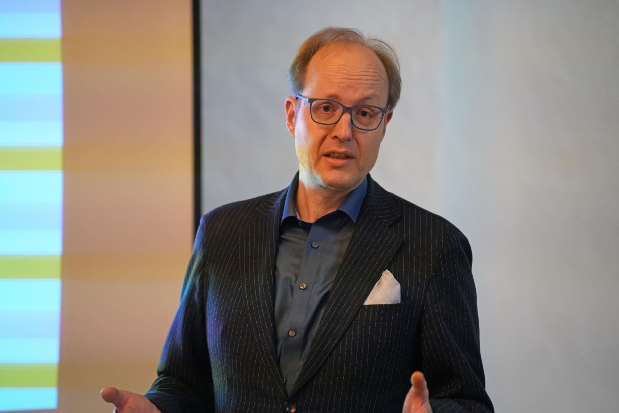 Der Kulturreferent der Deutschen Bischofskonferenz, Dr. Jakob Johannes Koch, blickte bei seinem Gastvortrag beim „Theo-Talk“-Jubiläum auf die Herausforderungen und Chancen der kirchlichen Erwachsenenbildung.