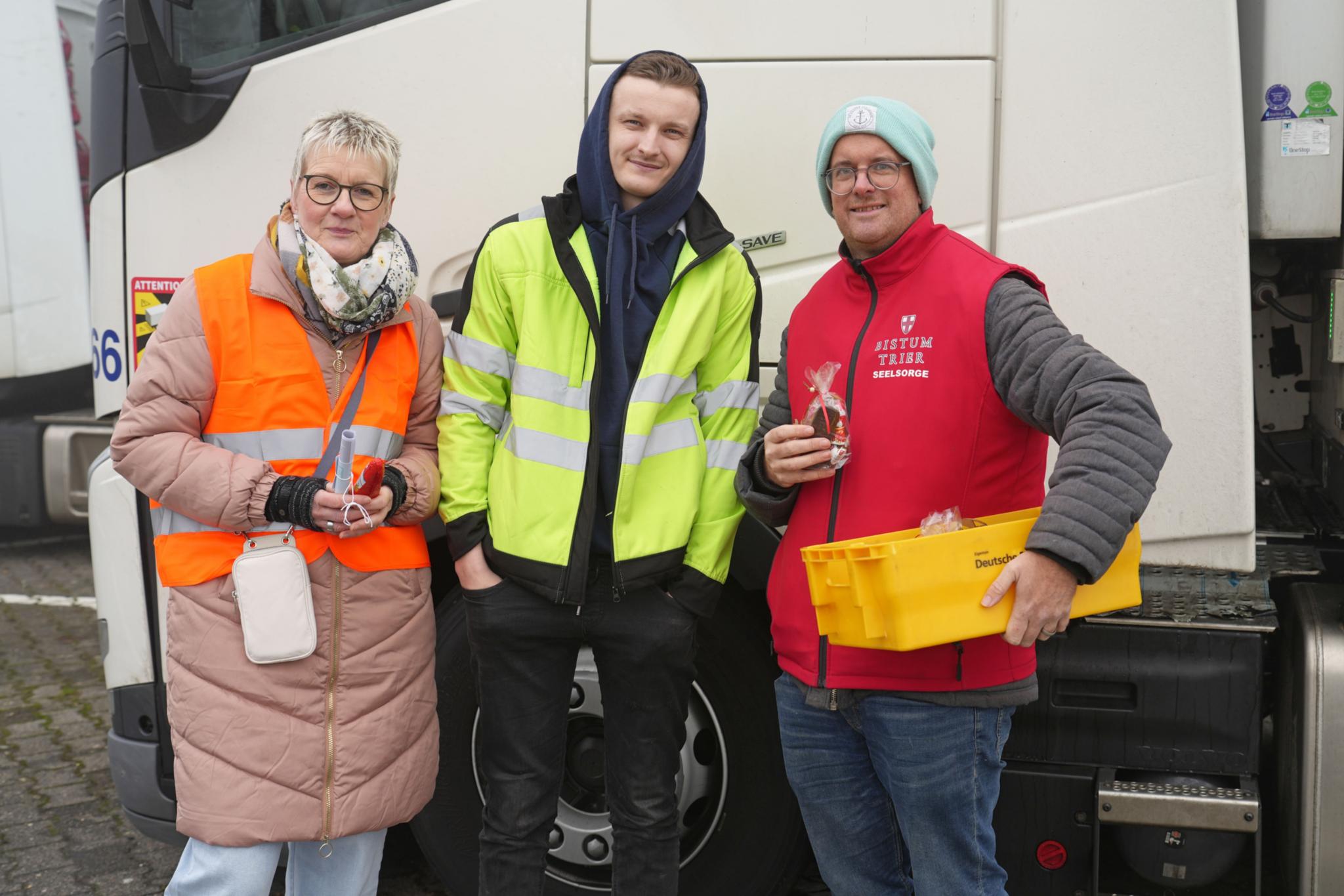 Haben auch dem 24-jährigen ukrainischen LKW-Fahrer (Mitte) eine Freude bereitet: Monika Hochscheid vom Pastoralen Raum Wittlich und Pastoralreferent Oliver Serwas, Mayen.