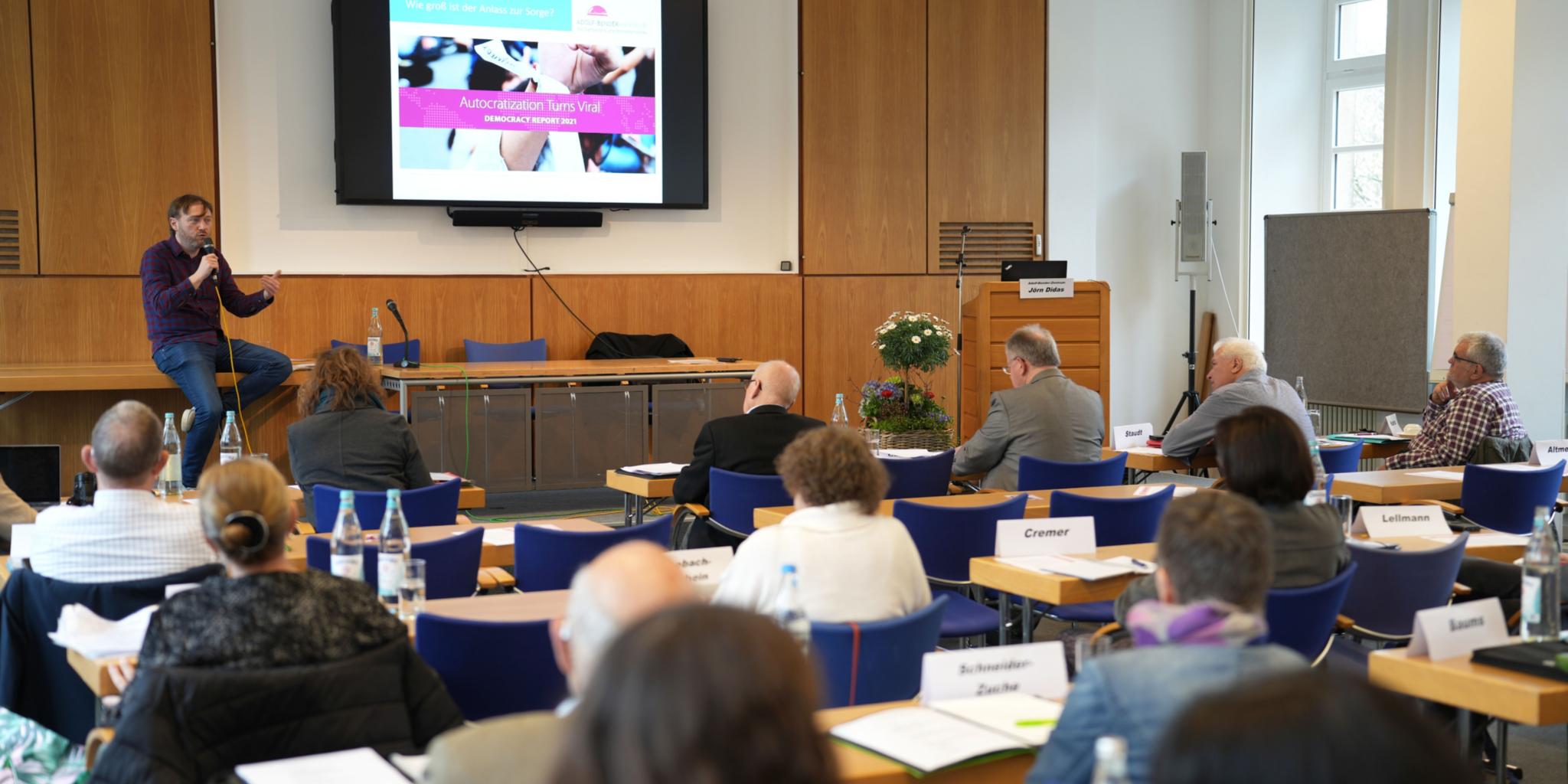 Jörn Didas vom Adolf-Bender-Zentrum aus St. Wendel spricht auf dem Podium über das Thema „Demokratie in Gefahr“.