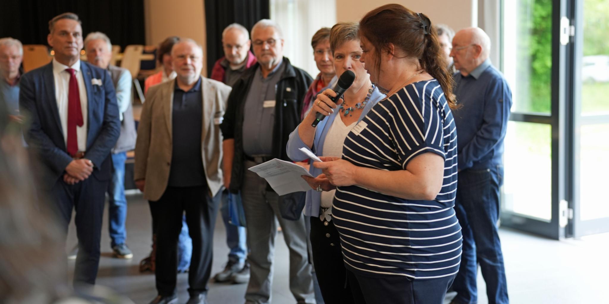 Nadine Saxler, Vorsitzende des Rates des Pastoralen Raums (vorne), im Gespräch mit Monika Klas