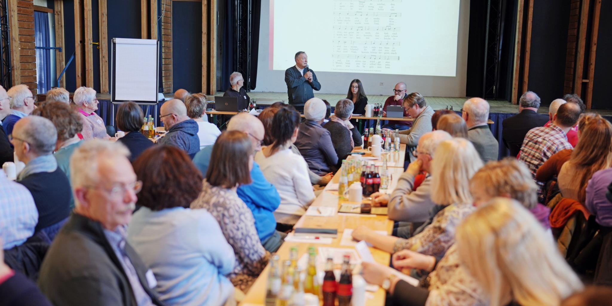 Etwa 90 Teilnehmende waren zur zweiten Synodalversammlung ins Haus der Jugend gekommen.