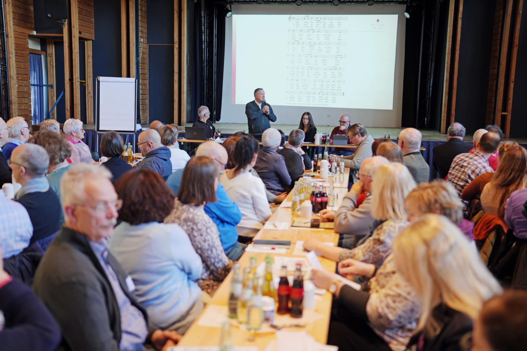 Etwa 90 Teilnehmende waren zur zweiten Synodalversammlung ins Haus der Jugend gekommen.