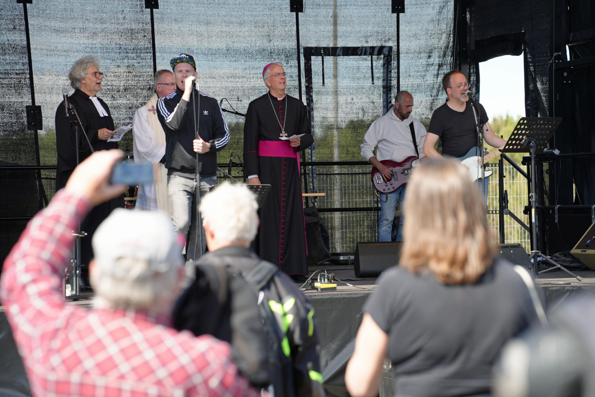 Ein Teil des Motorrad-Publikums suchte die besinnlichen Momente des Gottesdienstes mit christlicher Pop- und Rockmusik von der Bühne