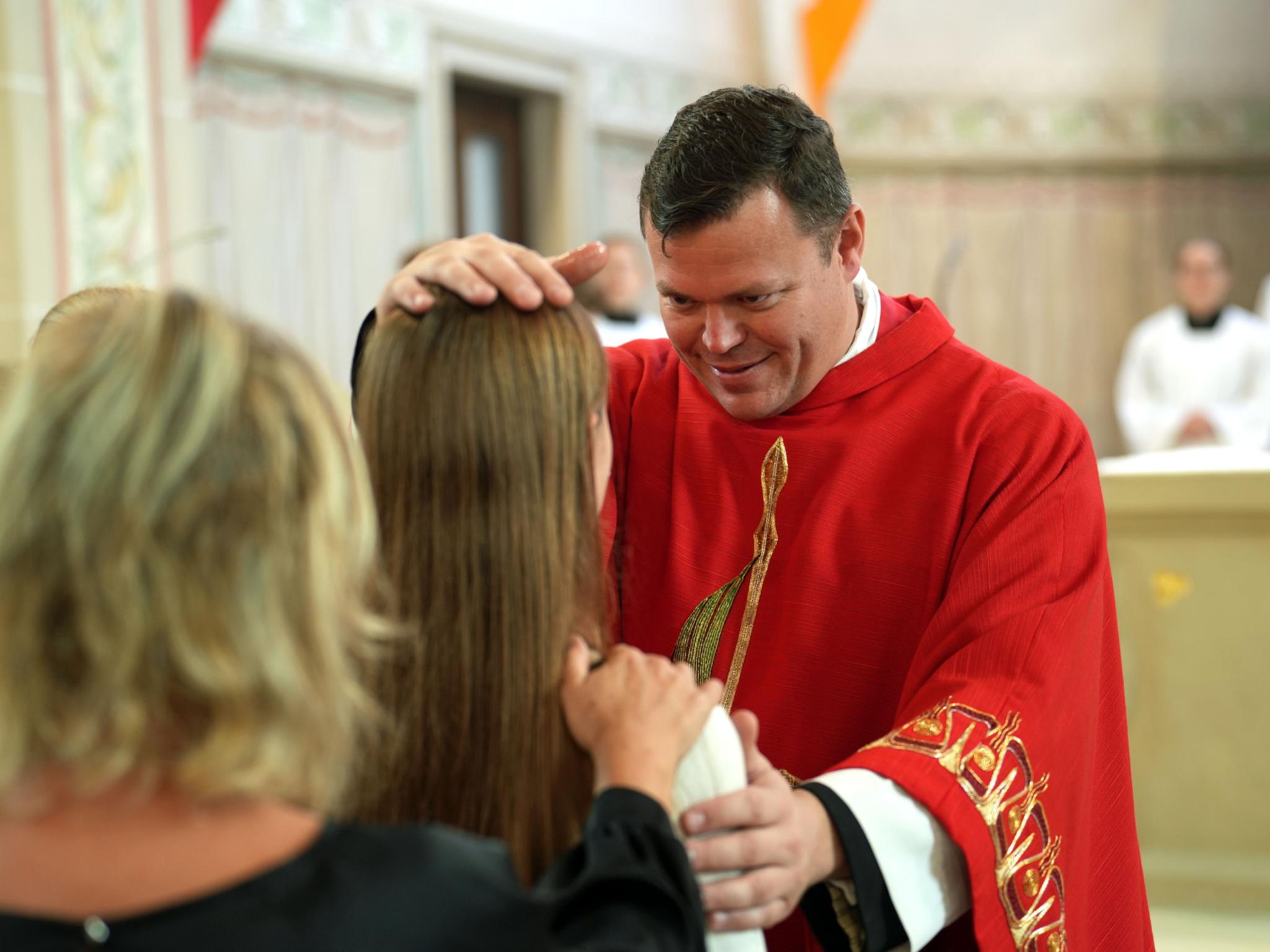 Tim Sturm bei der Firmspendung in Trierweiler