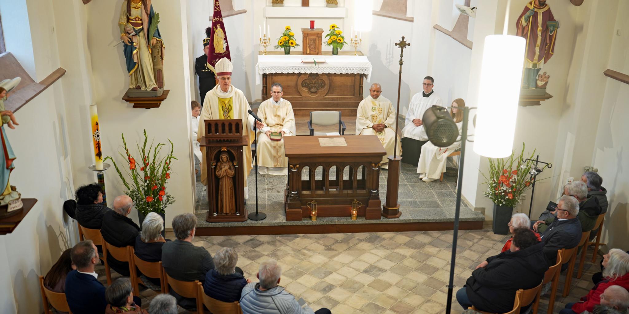 Weihbischof Jörg Michael Peters predigt im Gottesdienst zur Wiedereröffnung der St.-Barbara-Kirche am neuen Ambo