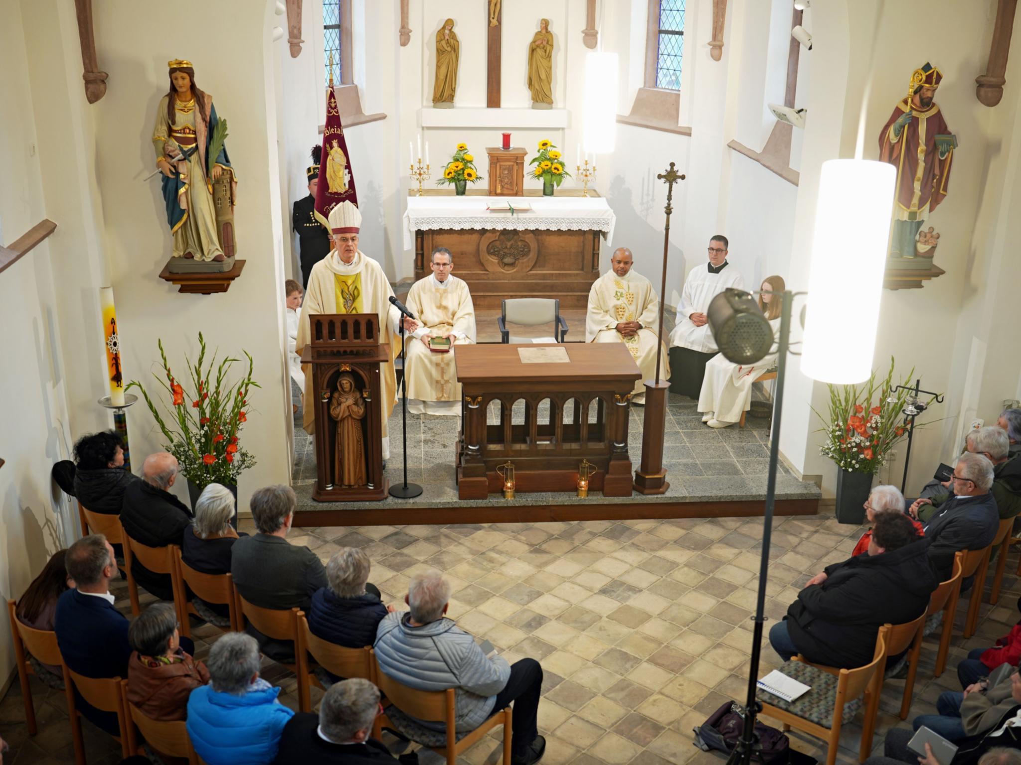 Weihbischof Jörg Michael Peters predigt im Gottesdienst zur Wiedereröffnung der St.-Barbara-Kirche am neuen Ambo