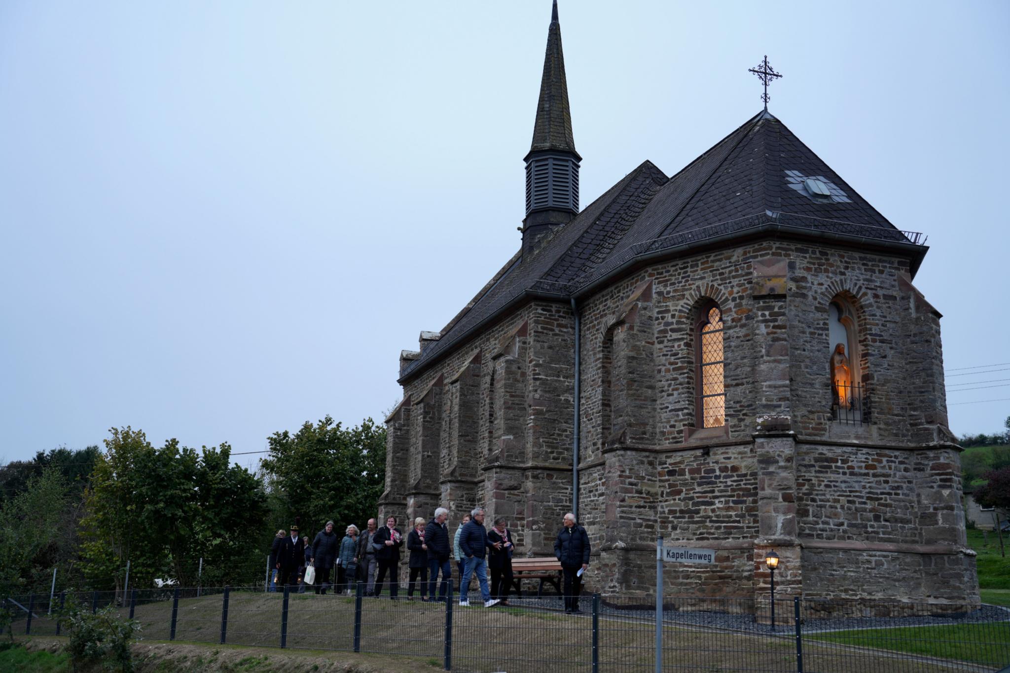 Über einen Zeitraum von mehr als sechs Jahren ist an der St.-Barbara-Kirche von Heckhalenfeld gearbeitet worden. Errichtet wurde sie in unverputztem Schieferstein.