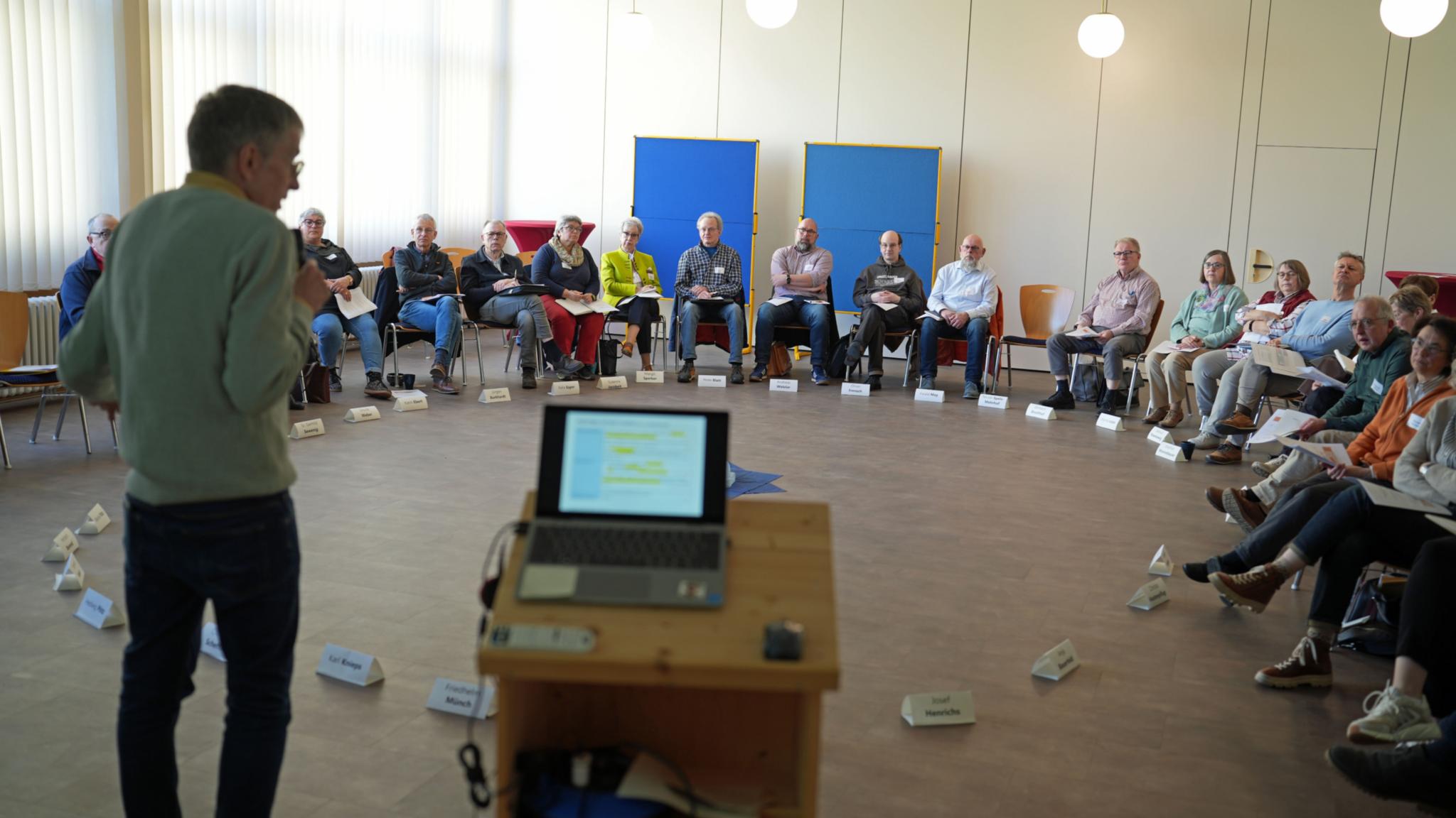 Bei der Tagung für die Begräbnisleitenden in Wittlich erläutert Stefan Nober von der Fachgruppe Bestattungsdienst (links) das neue rheinland-pfälzische Bestattungsgesetz.