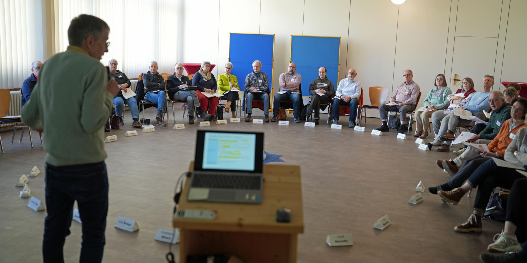 Bei der Tagung für die Begräbnisleitenden in Wittlich erläutert Stefan Nober von der Fachgruppe Bestattungsdienst (links) das neue rheinland-pfälzische Bestattungsgesetz.