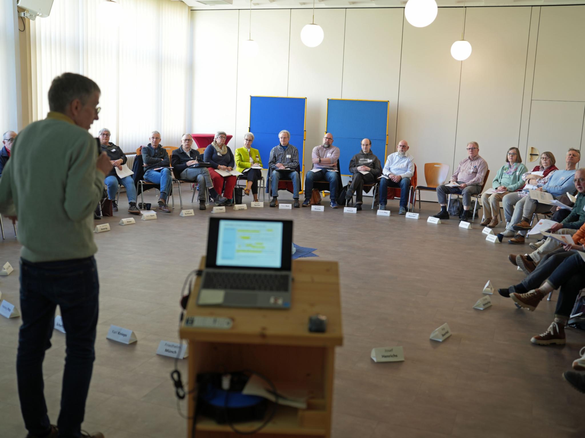 Bei der Tagung für die Begräbnisleitenden in Wittlich erläutert Stefan Nober von der Fachgruppe Bestattungsdienst (links) das neue rheinland-pfälzische Bestattungsgesetz.